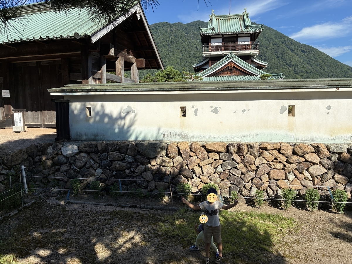 神岡城 お堀の中で遊ぶ