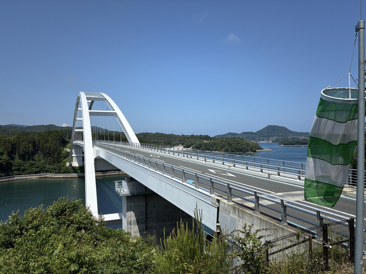 気仙沼大島 鶴亀大橋展望台から気仙沼大島大橋を眺める。