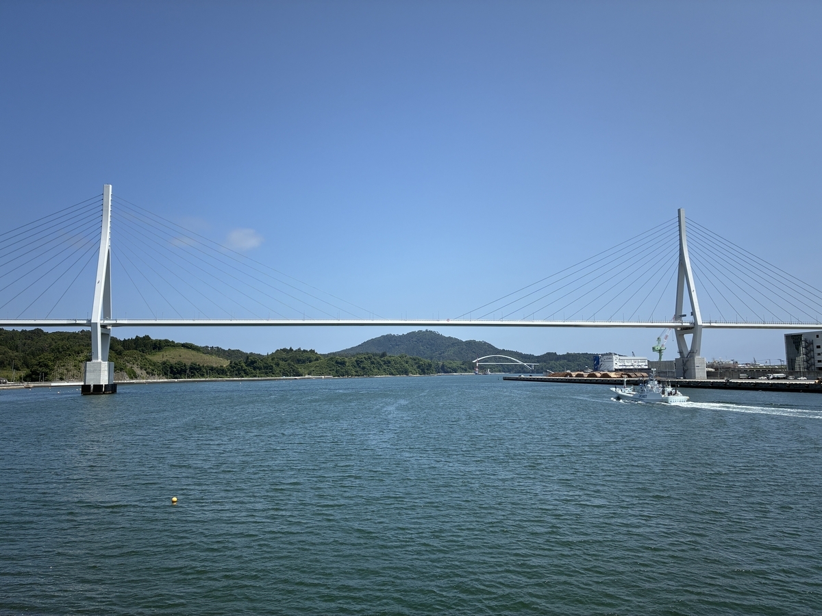 気仙沼湾横断橋展望スポットから気仙沼湾横断橋と鶴亀大橋