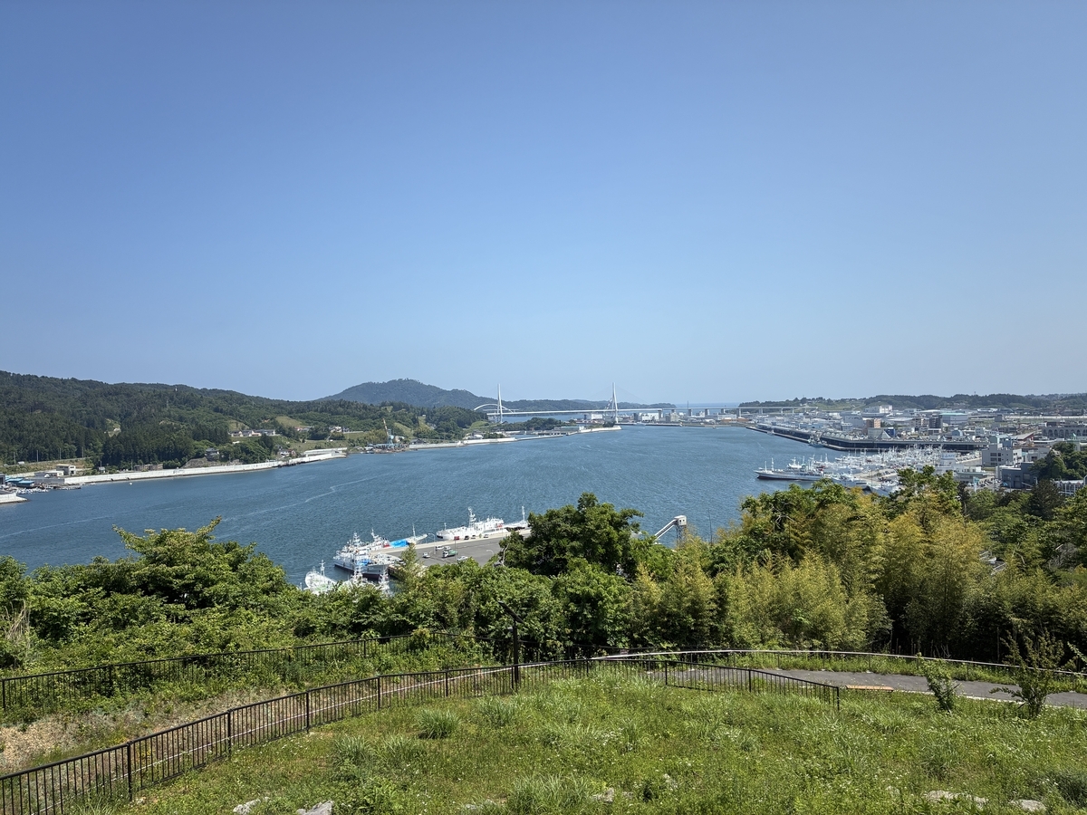 気仙沼市復興祈念公園から気仙沼湾を眺める。