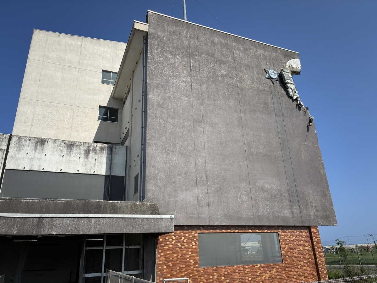 気仙沼市東日本大震災遺構・伝承館 (旧気仙沼向洋高校) 4階部分は冷凍工場が激突した跡が遺る。