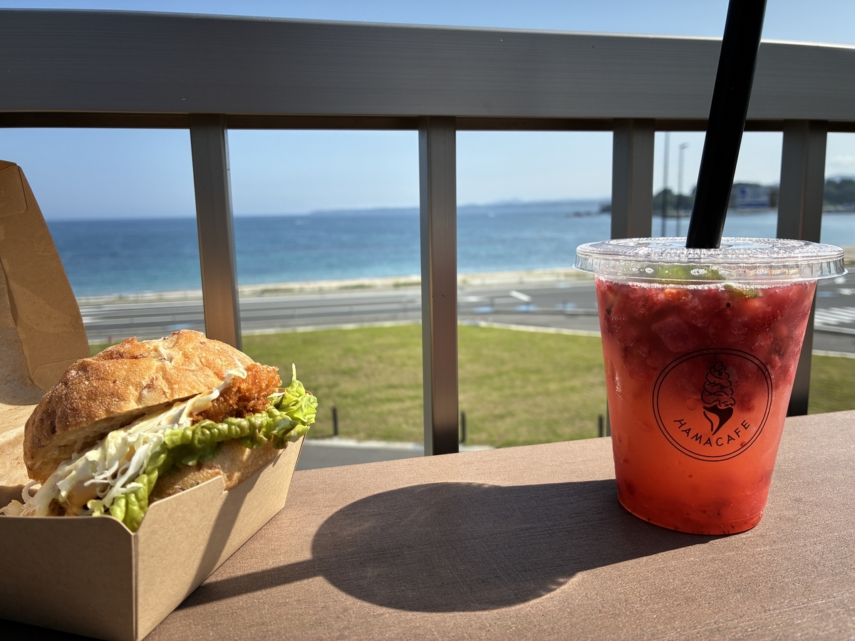 道の駅 大谷海岸 サメかつバーガーといちごなソーダ 屋上テラスでいただきます！