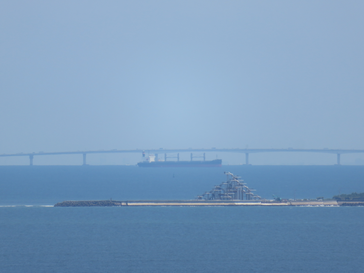 観音埼灯台から東京湾アクアライン