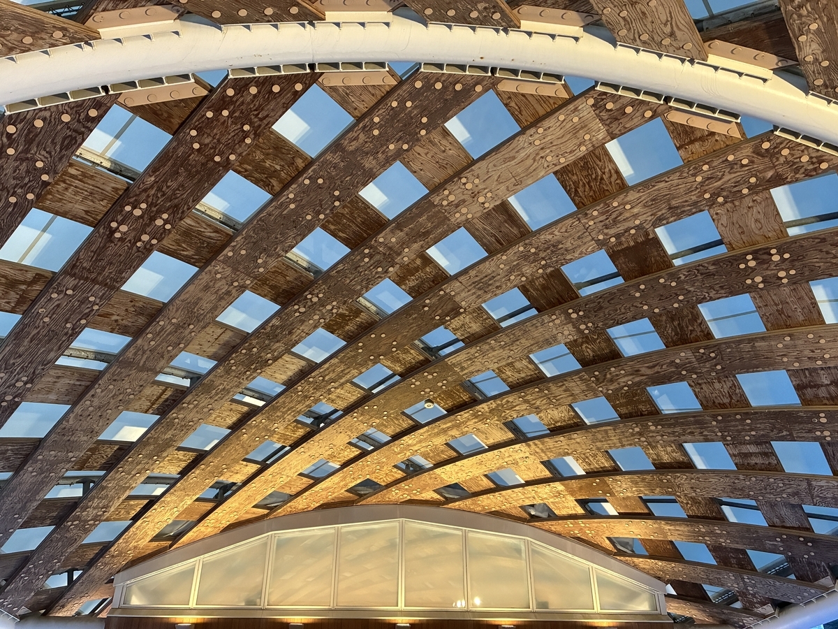 女川駅 ウミネコが羽ばたく様子をイメージした屋根