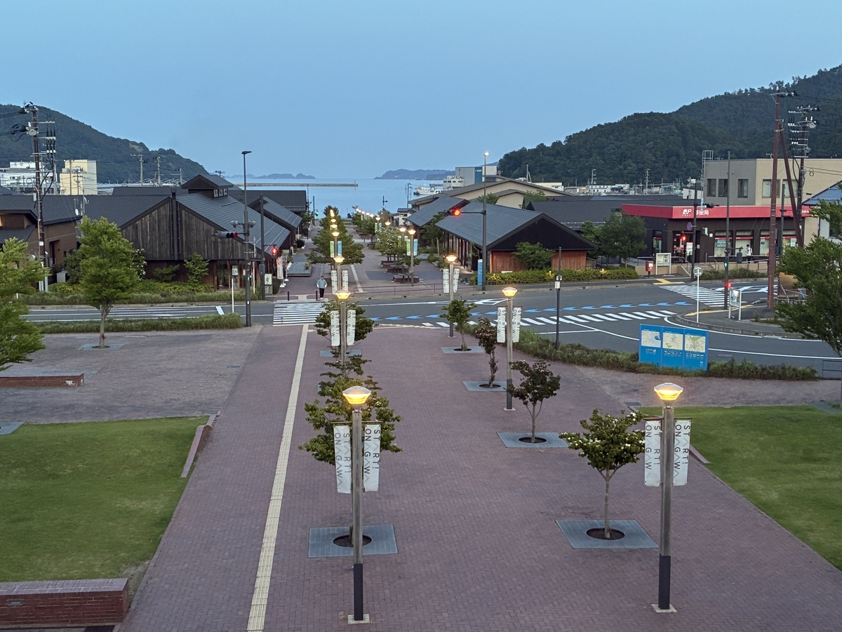 女川駅からシーパルピア女川を望む