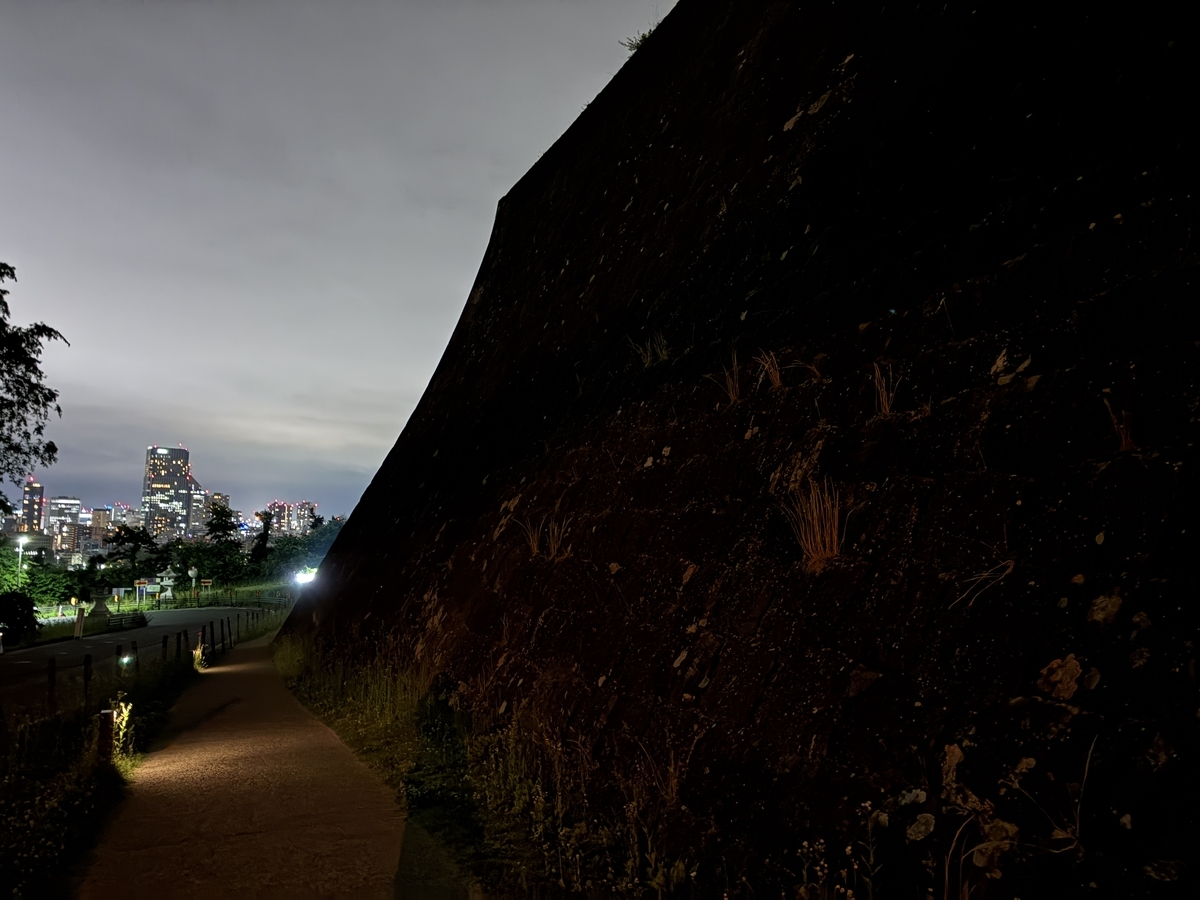 仙台青葉城 本丸北壁石垣と市街地の夜景