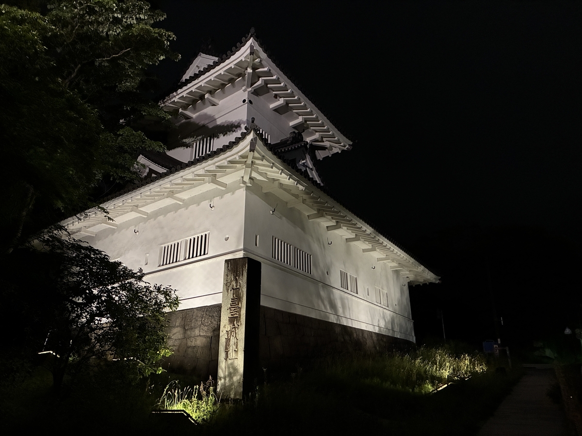 仙台青葉城 ライトアップされた大手門脇櫓と仙台城址碑