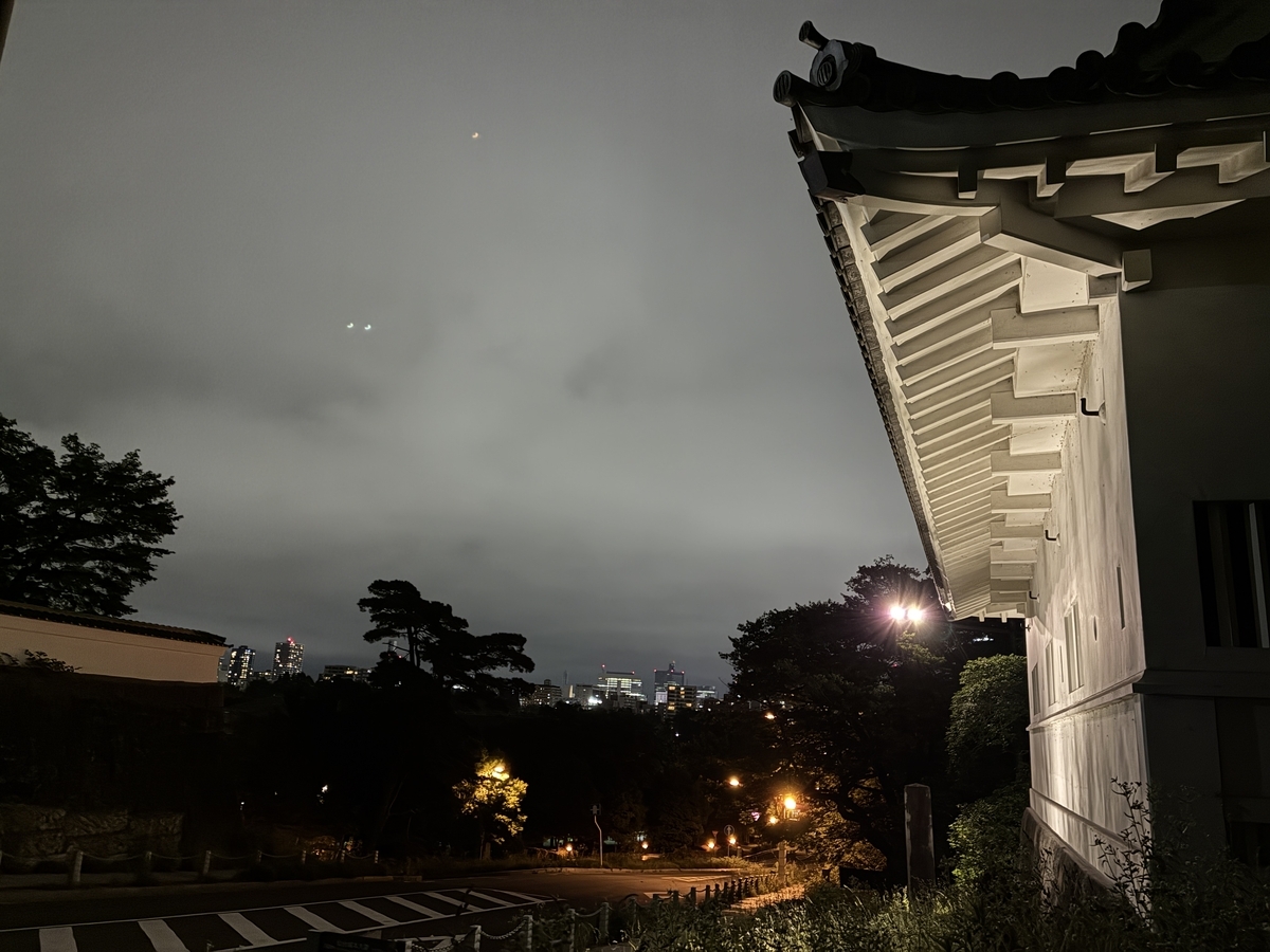 仙台青葉城 ライトアップされた大手門脇櫓から市街地方面を眺める。