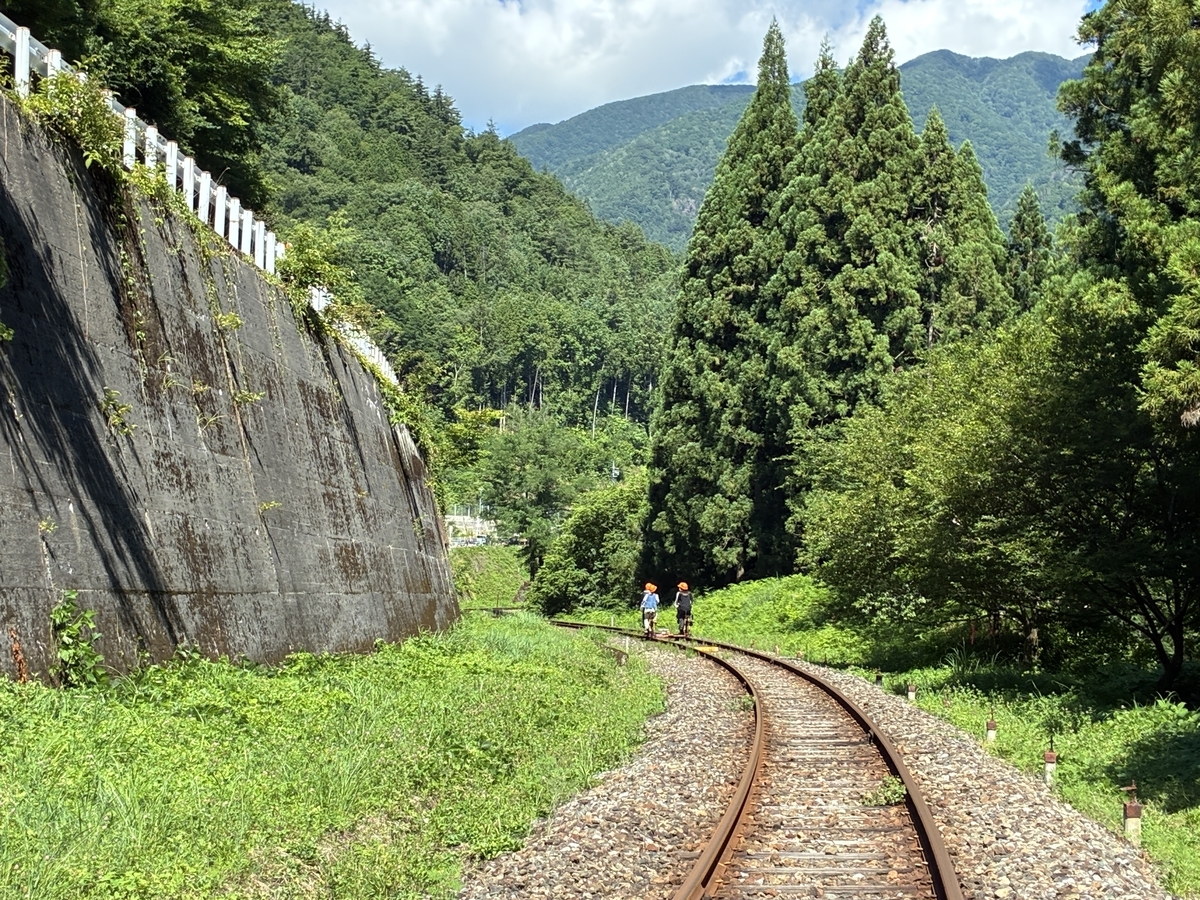レールマウンテンバイク ガッタンゴー レールを走る。