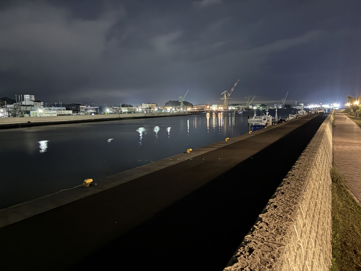 塩釜港の夜景。海と工場