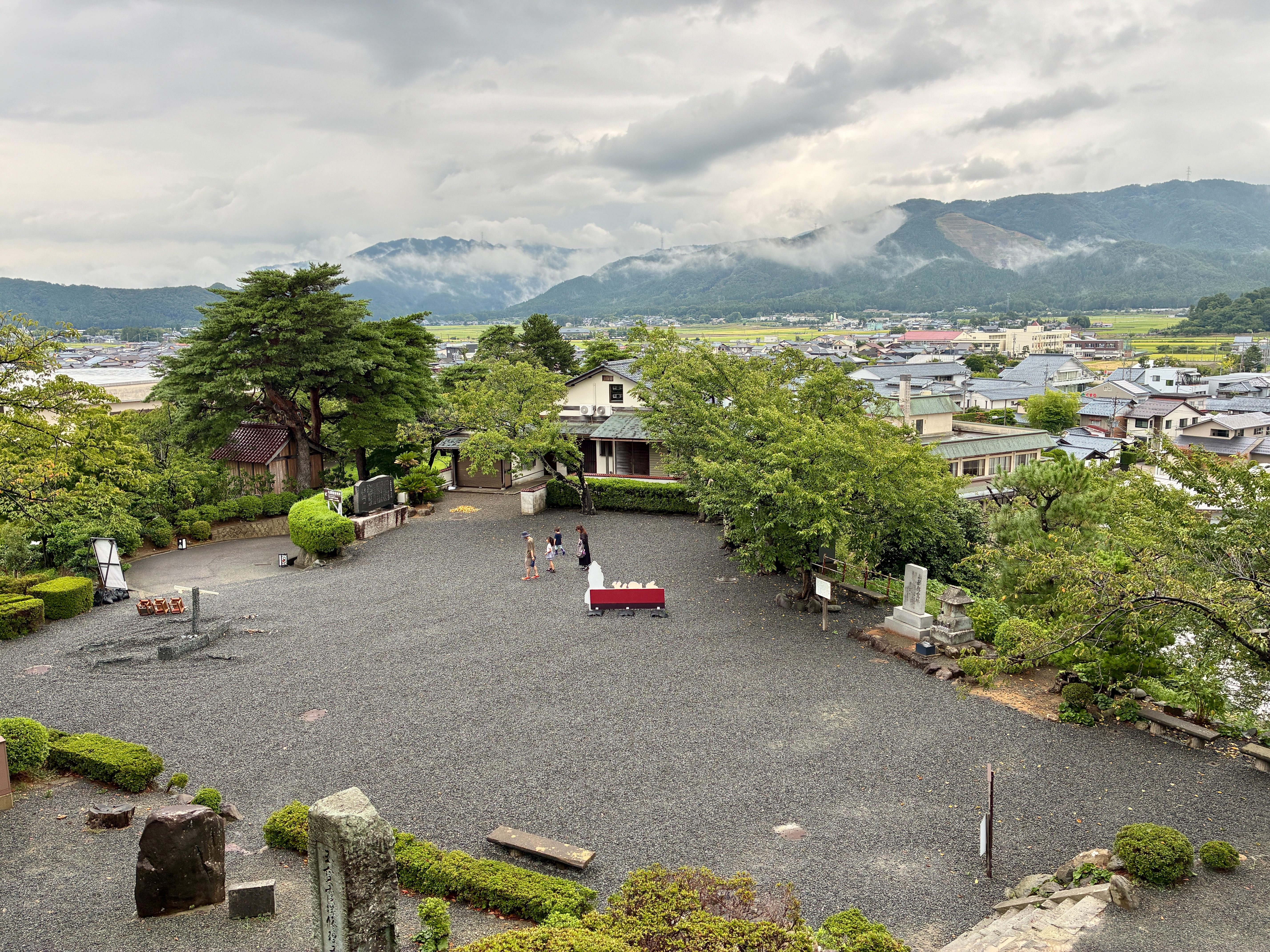 丸岡城天守からの眺め 本丸方面
