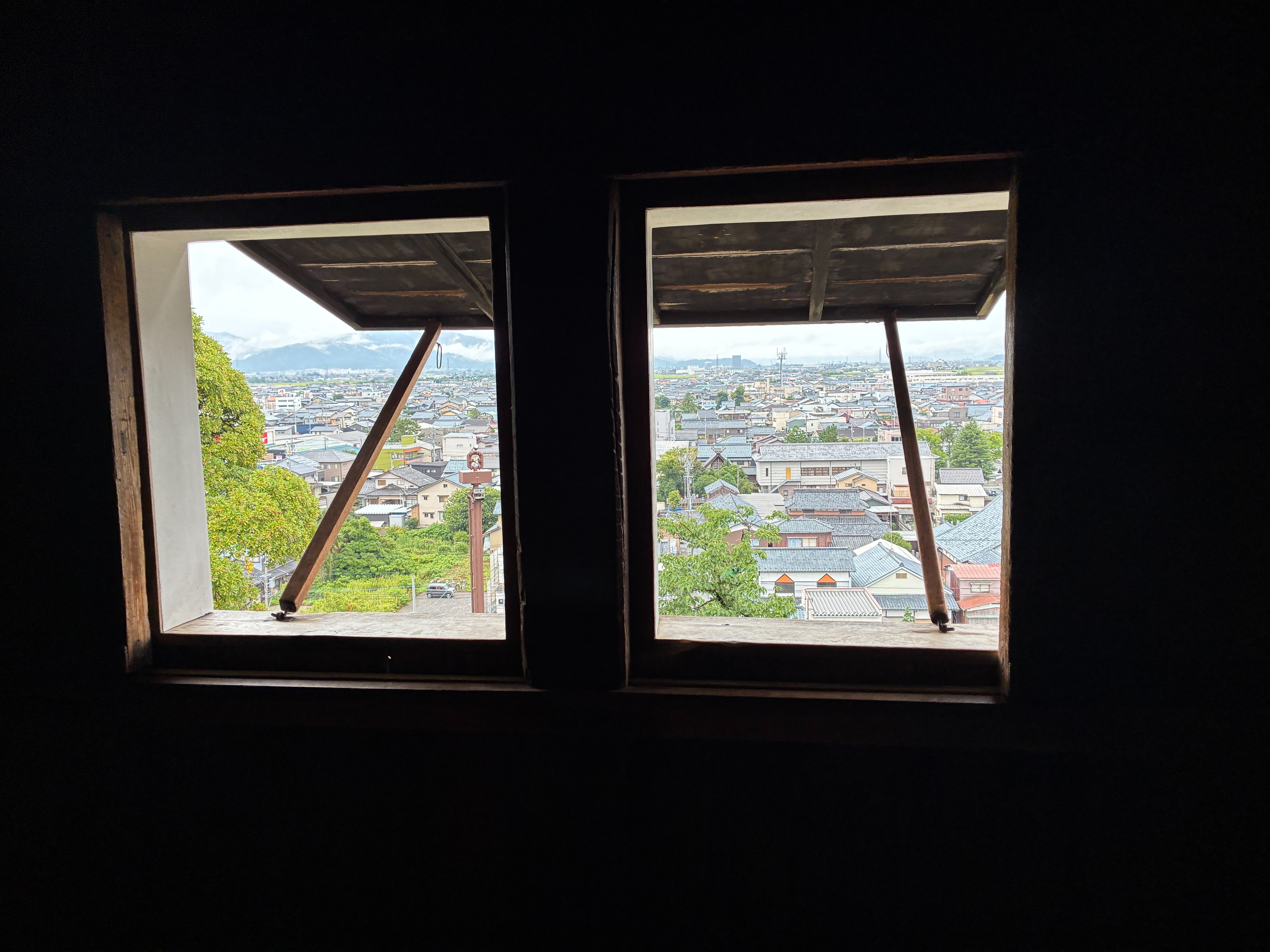 丸岡城天守内から城下を眺める