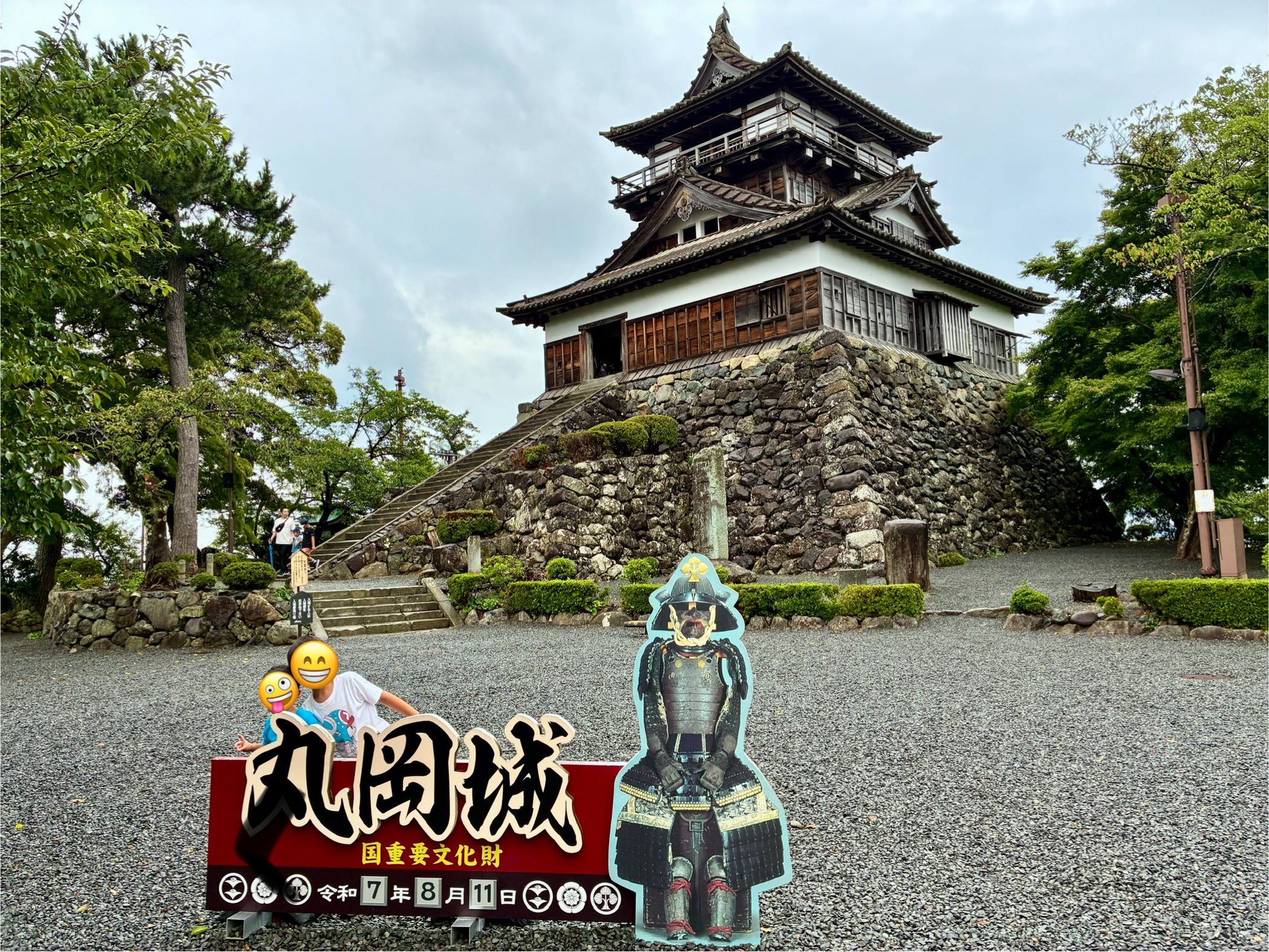 丸岡城天守と我が子たち記念撮影。