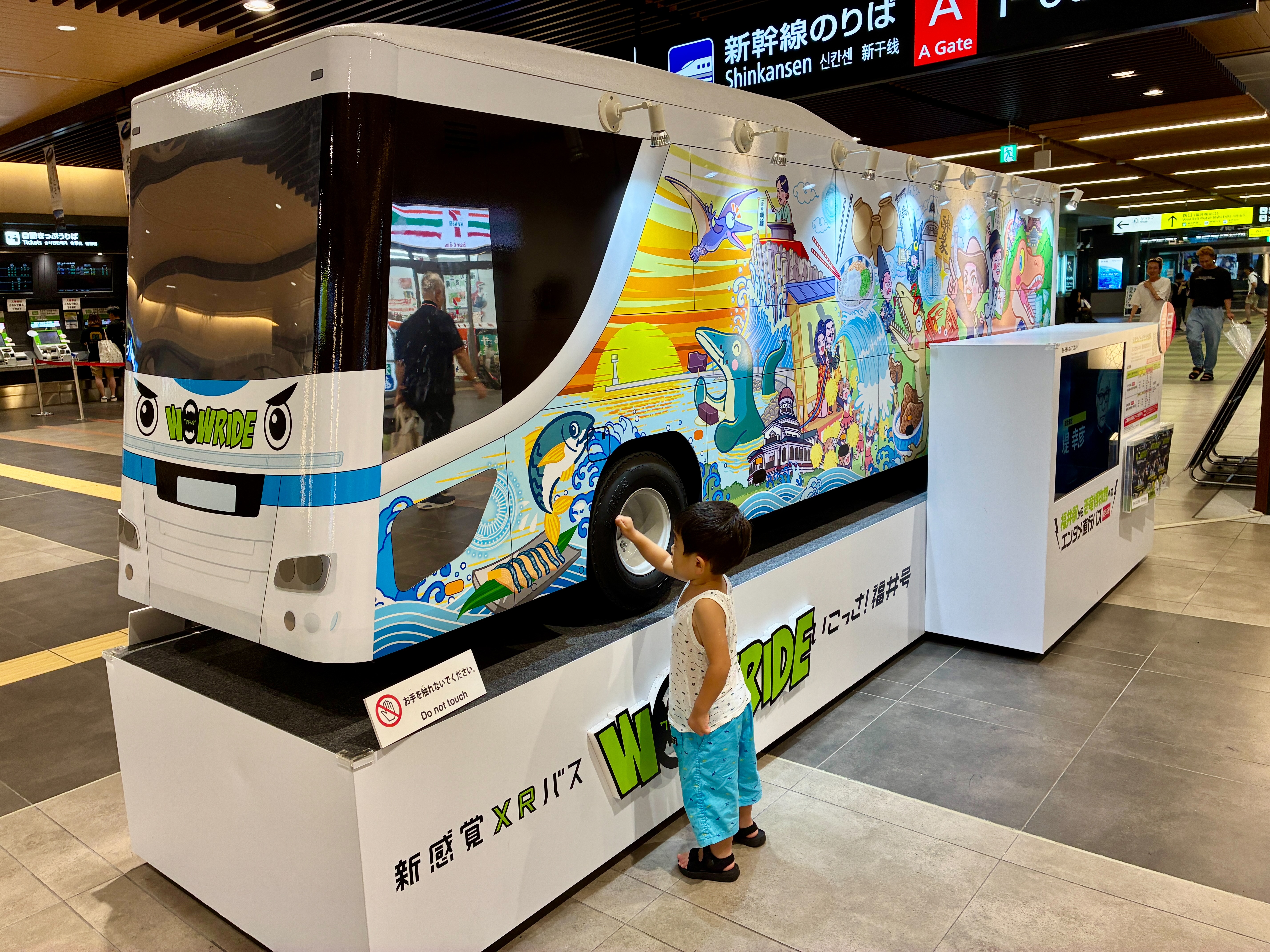 福井駅構内 移動も楽しいXRバス「WOWRIDEいこっさ!福井号」