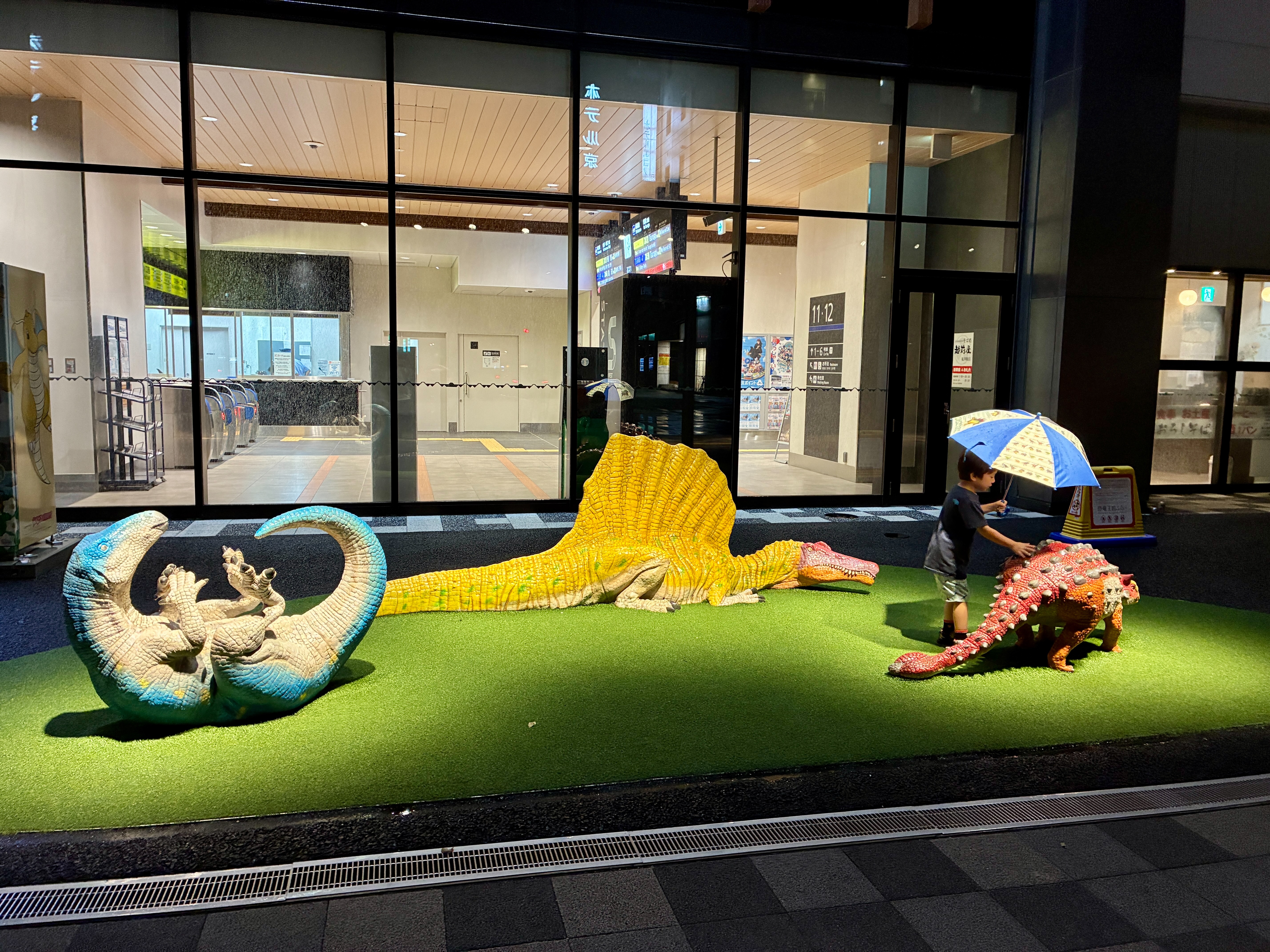 福井駅 恐竜プレイグラウンドにはコシサウルス、スピノサウルス、アンキロサウルスの子どもが遊ぶ