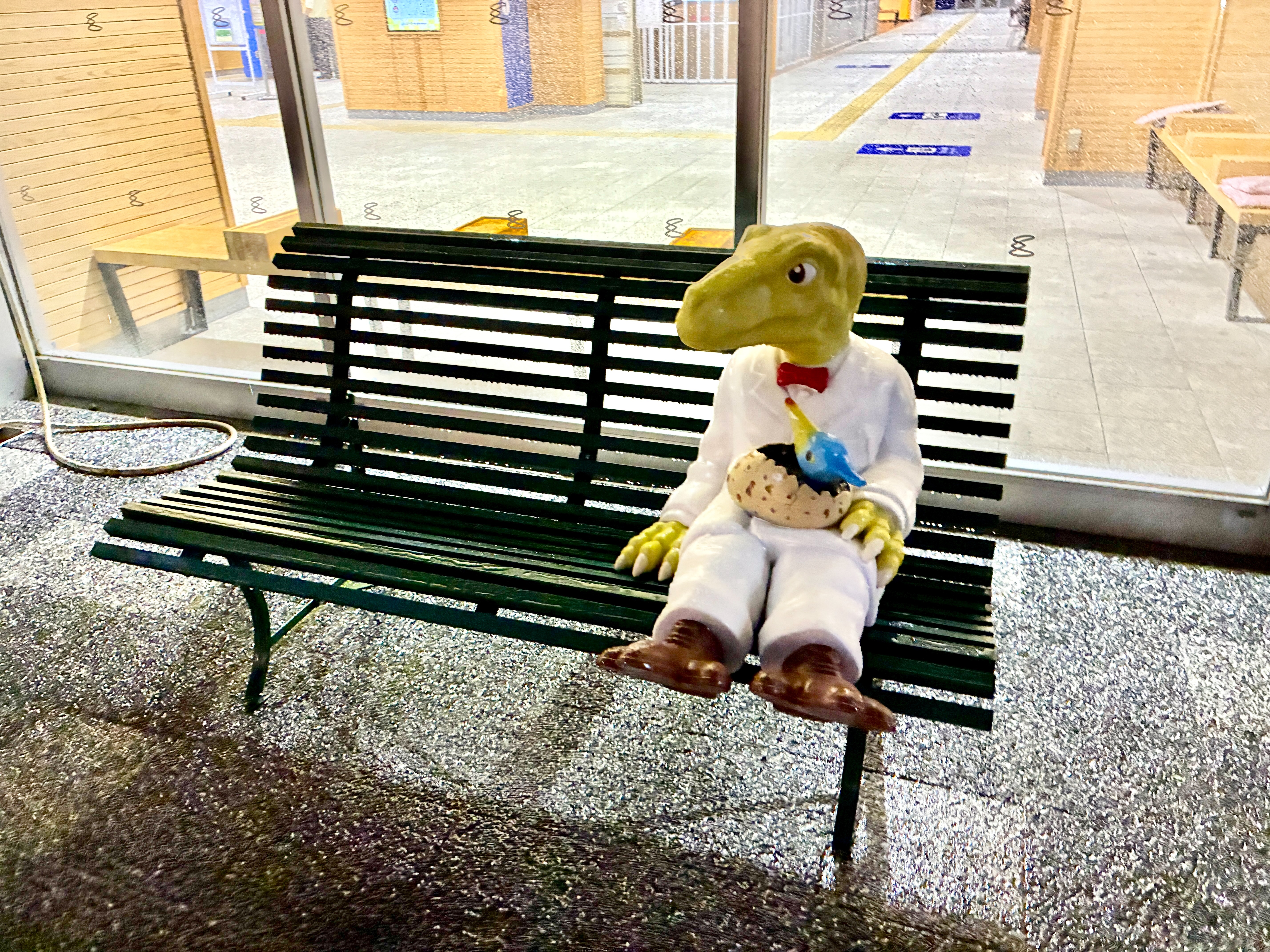 えちぜん鉄道 福井駅前 恐竜博士を夢見る子ども恐竜の座るベンチ