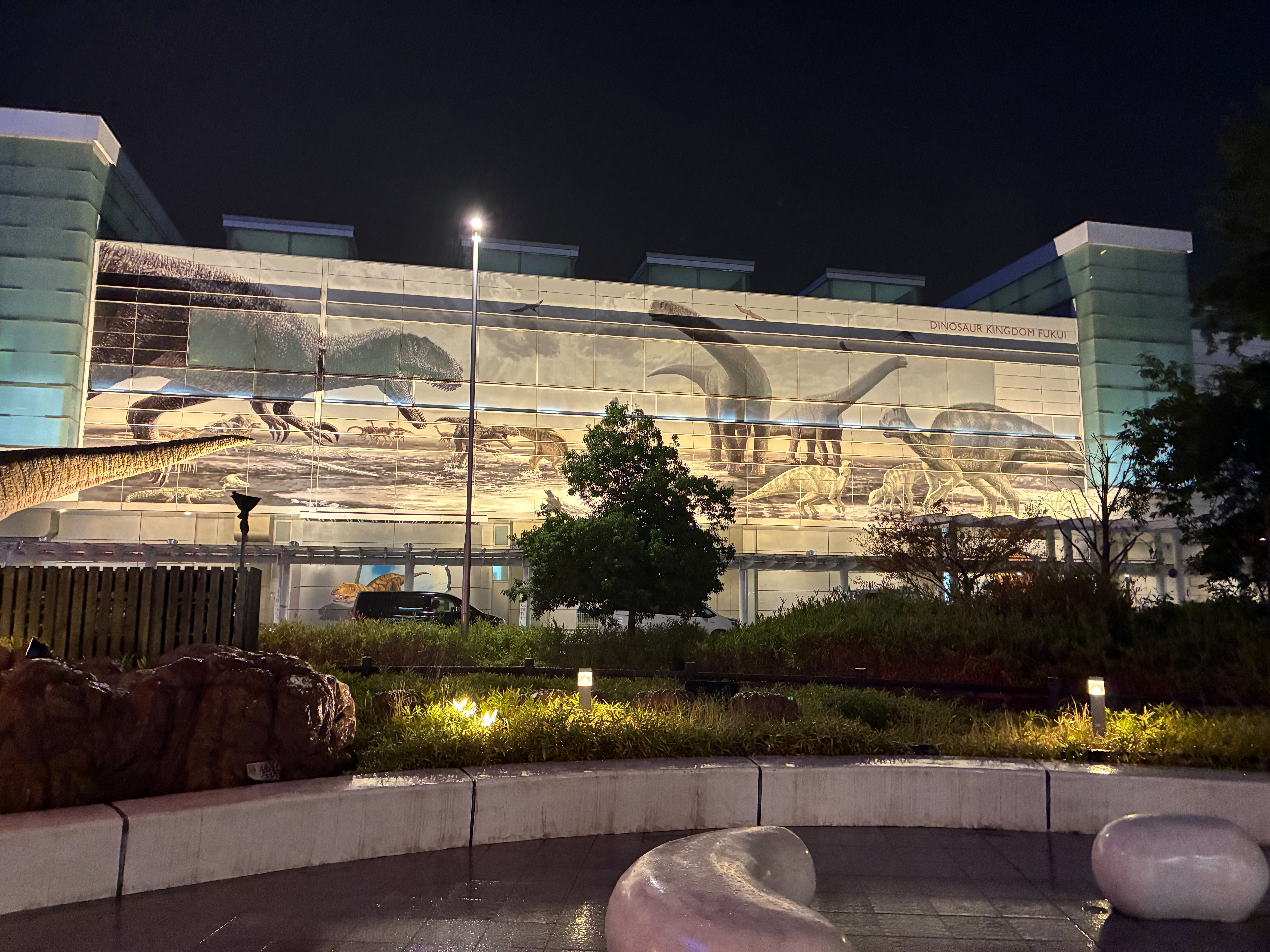 福井駅 駅舎恐竜壁画のライトアップ