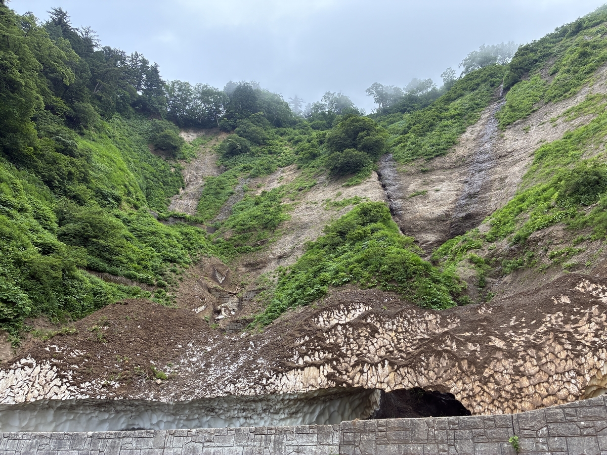 白山白川郷ホワイトロード 真夏でも残る雪