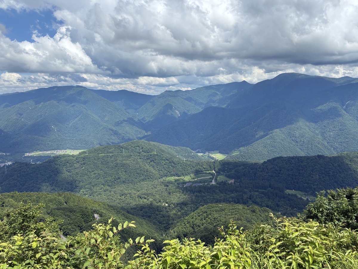 白山白川郷ホワイトロード 白川郷展望台から白川郷を探す