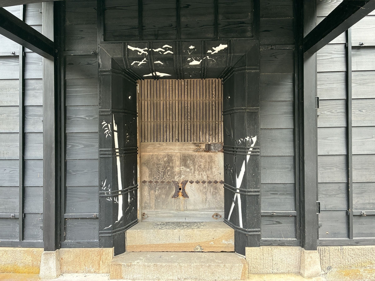 白峰 重要伝統的建造物群保存地区 蔵の門