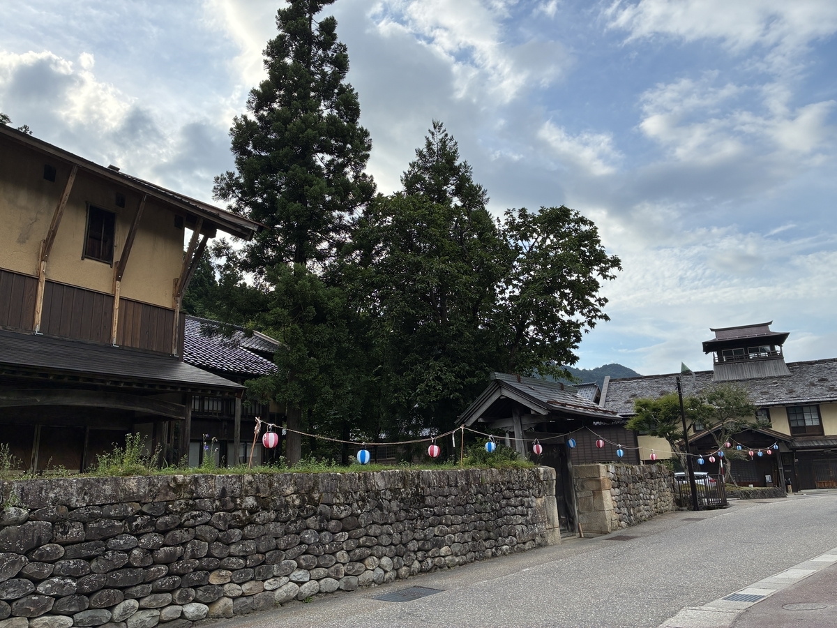 白峰 重要伝統的建造物群保存地区 写真奥に行勧寺庫裏