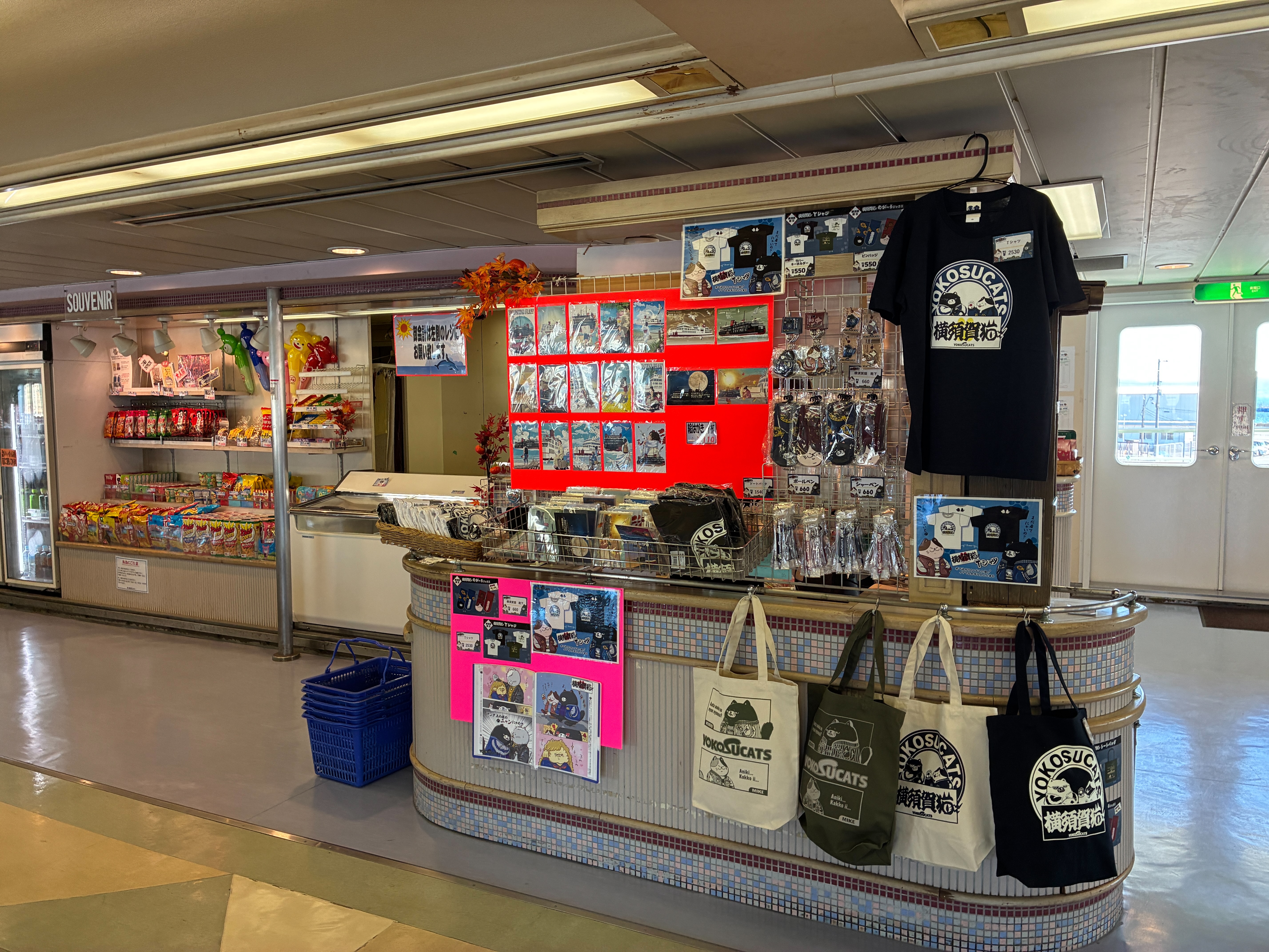 東京湾フェリー ご当地Tシャツも売られている船内売店