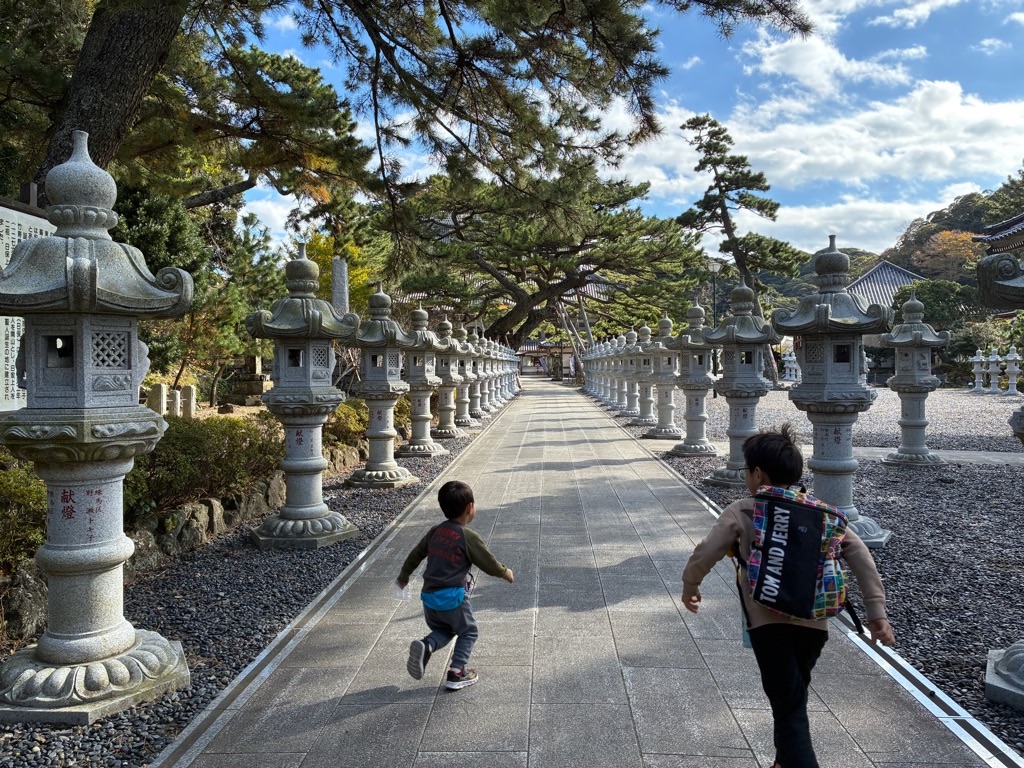 安房小湊 鯛の浦 誕生寺参道