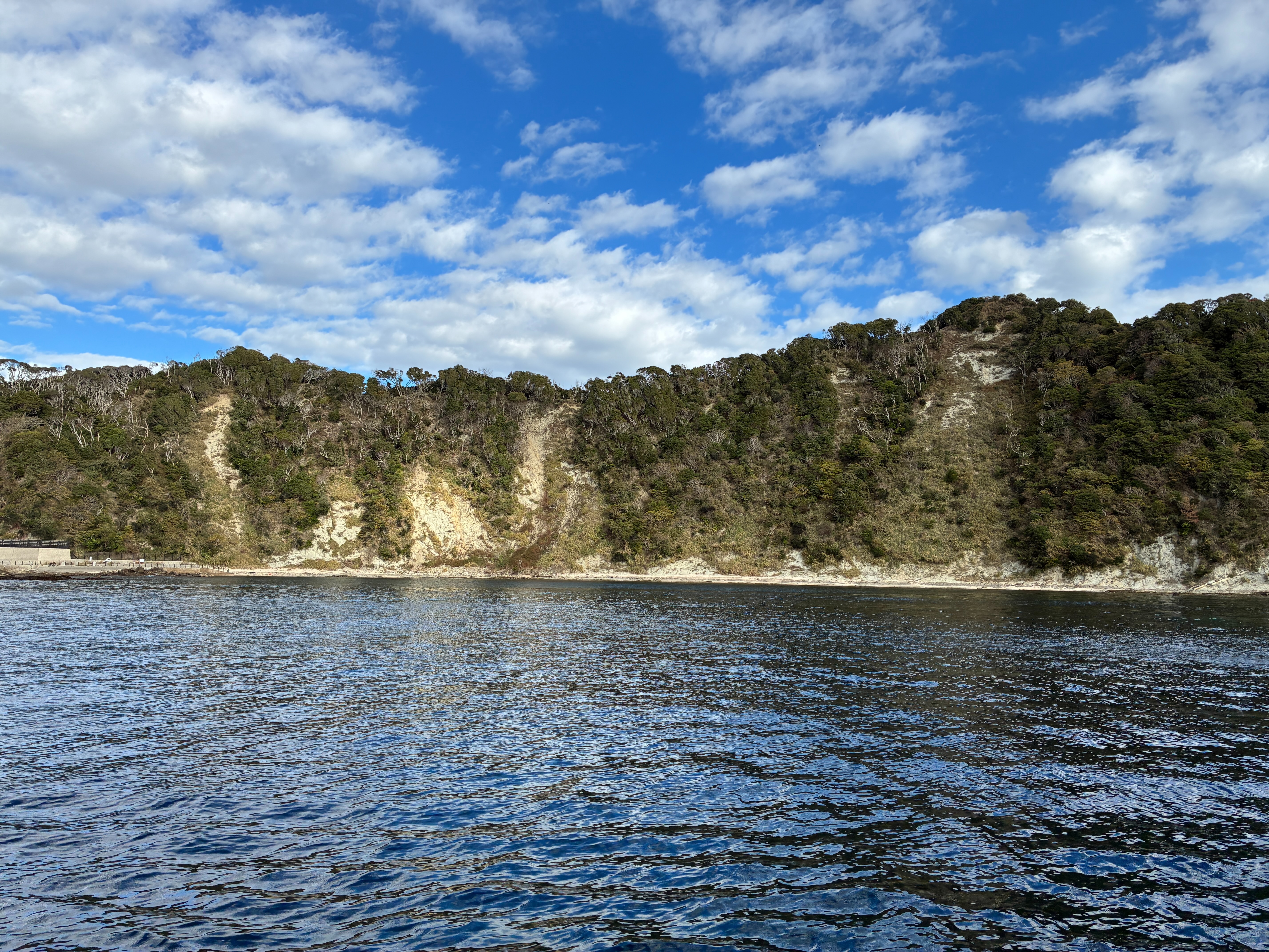 安房小湊 鯛の浦遊覧船 五色砂のあたりを眺める