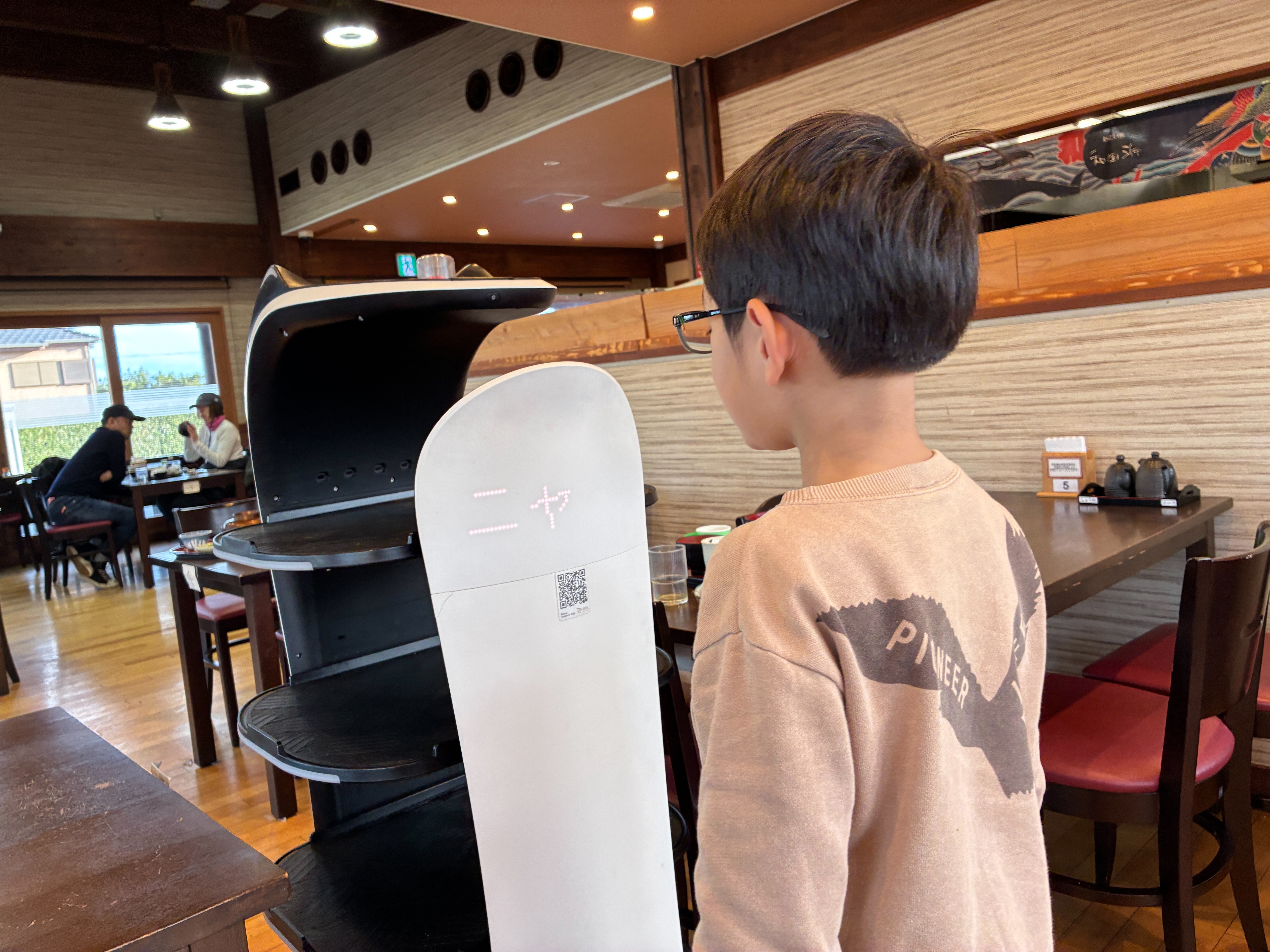 道の駅 和田浦WA・O レストランわだい処 猫型配膳ロボット・エルモ！