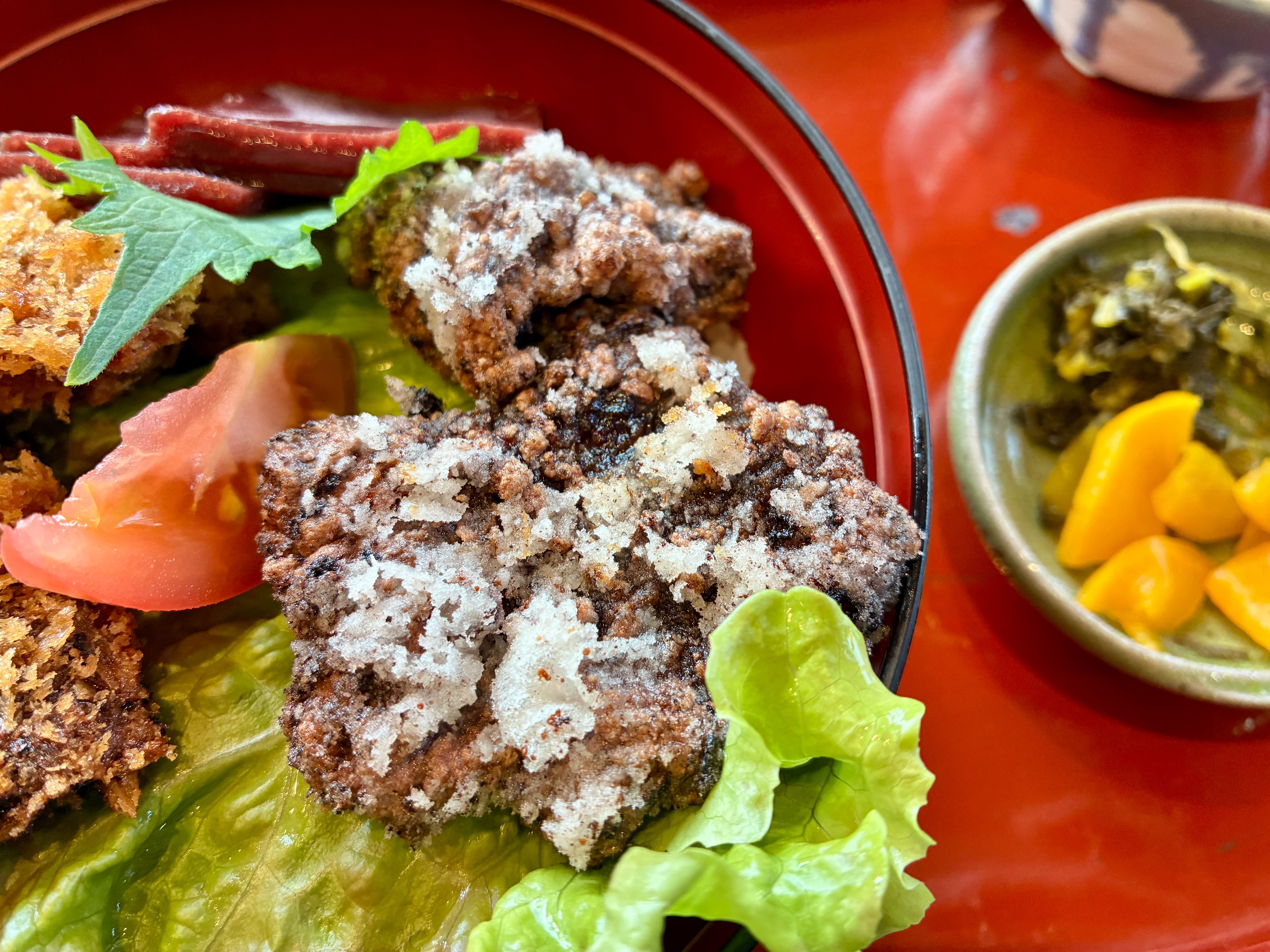 道の駅 和田浦WA・O！」雄大シロナガスクジラ骨格標本＆旨いぞ鯨料理