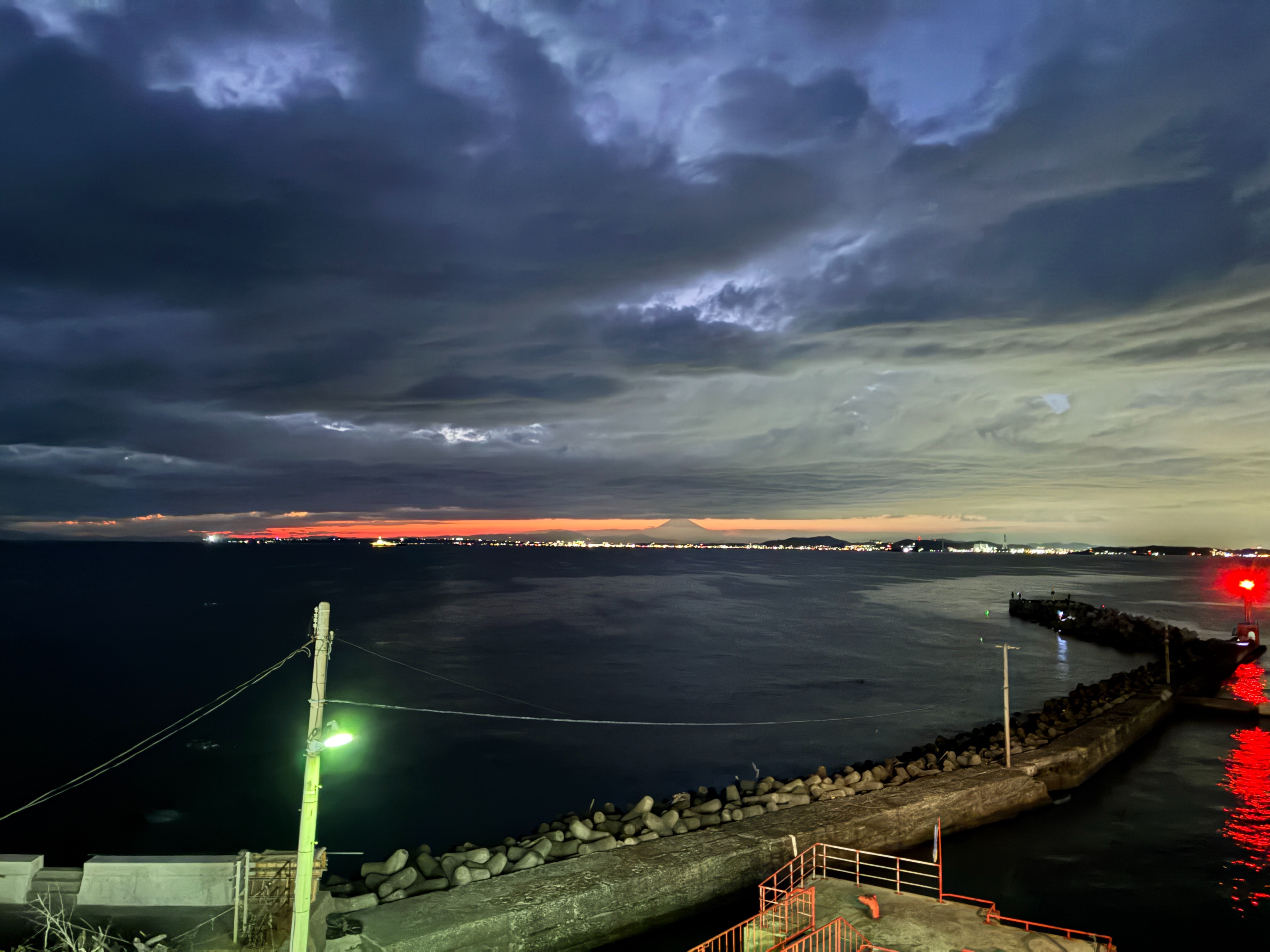 東京湾フェリー かなや丸 船上から夕暮れの富士山を望む
