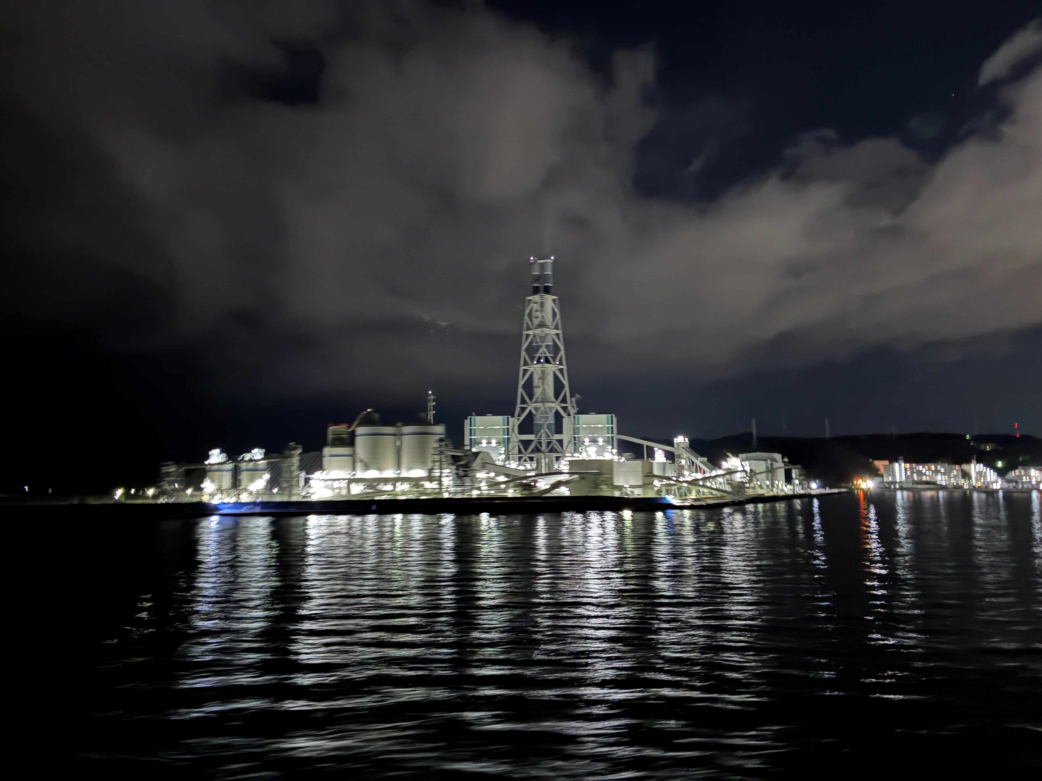 東京湾フェリー 工場夜景のような火力発電所