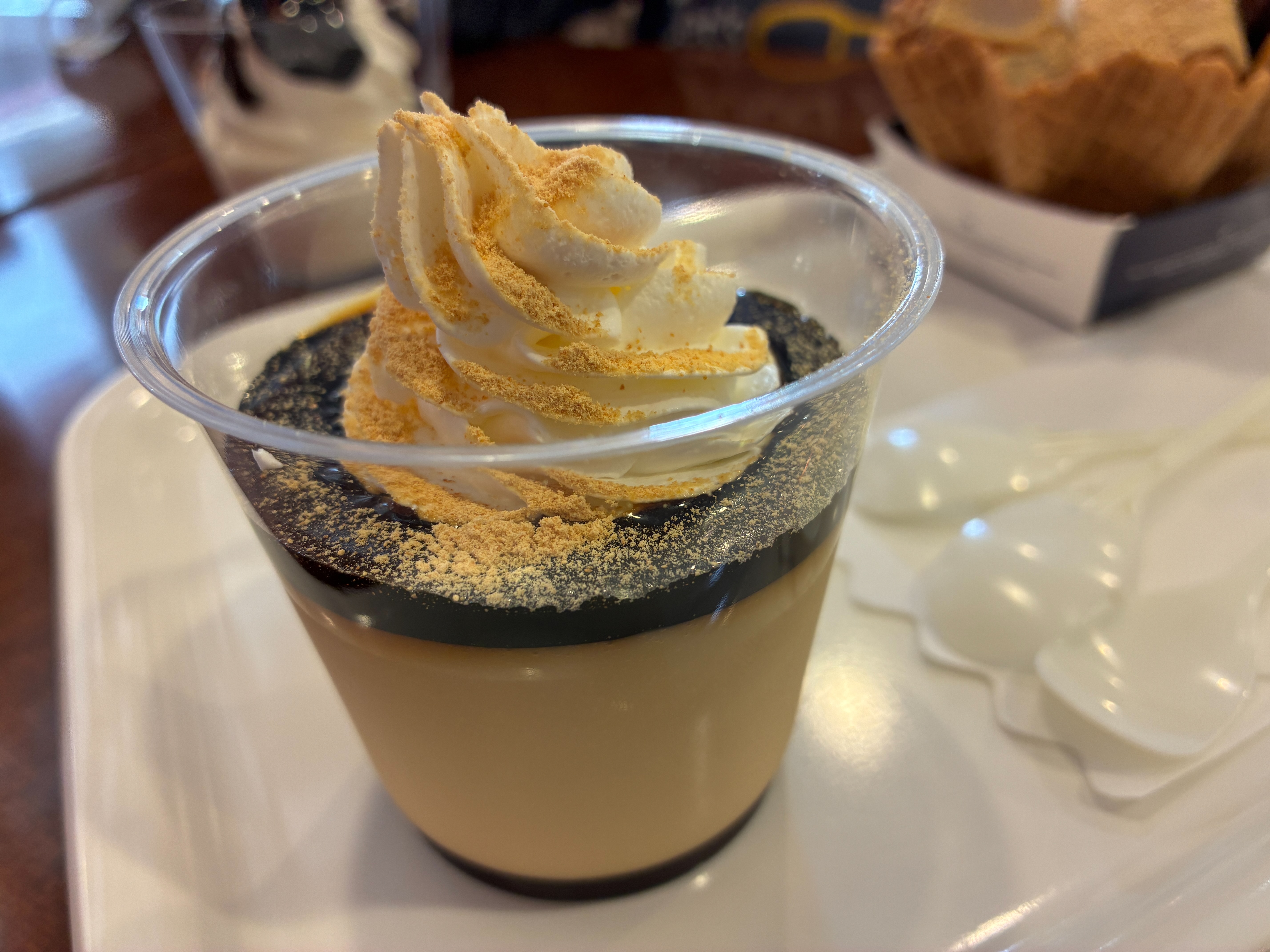 川崎大師 餅陣住吉 黒みつプリン（ホイップクリーム）