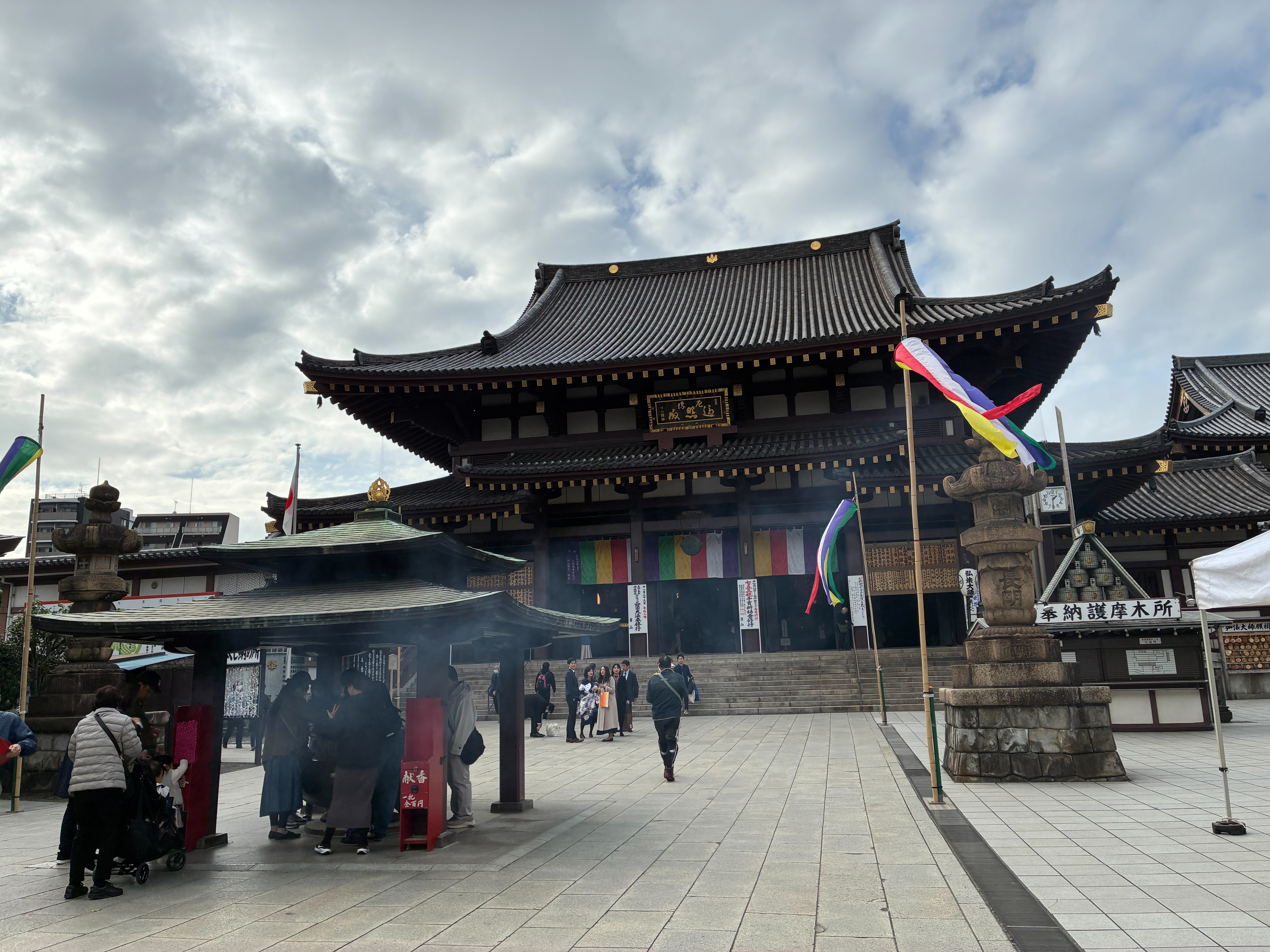 川崎大師 献香所と大本堂