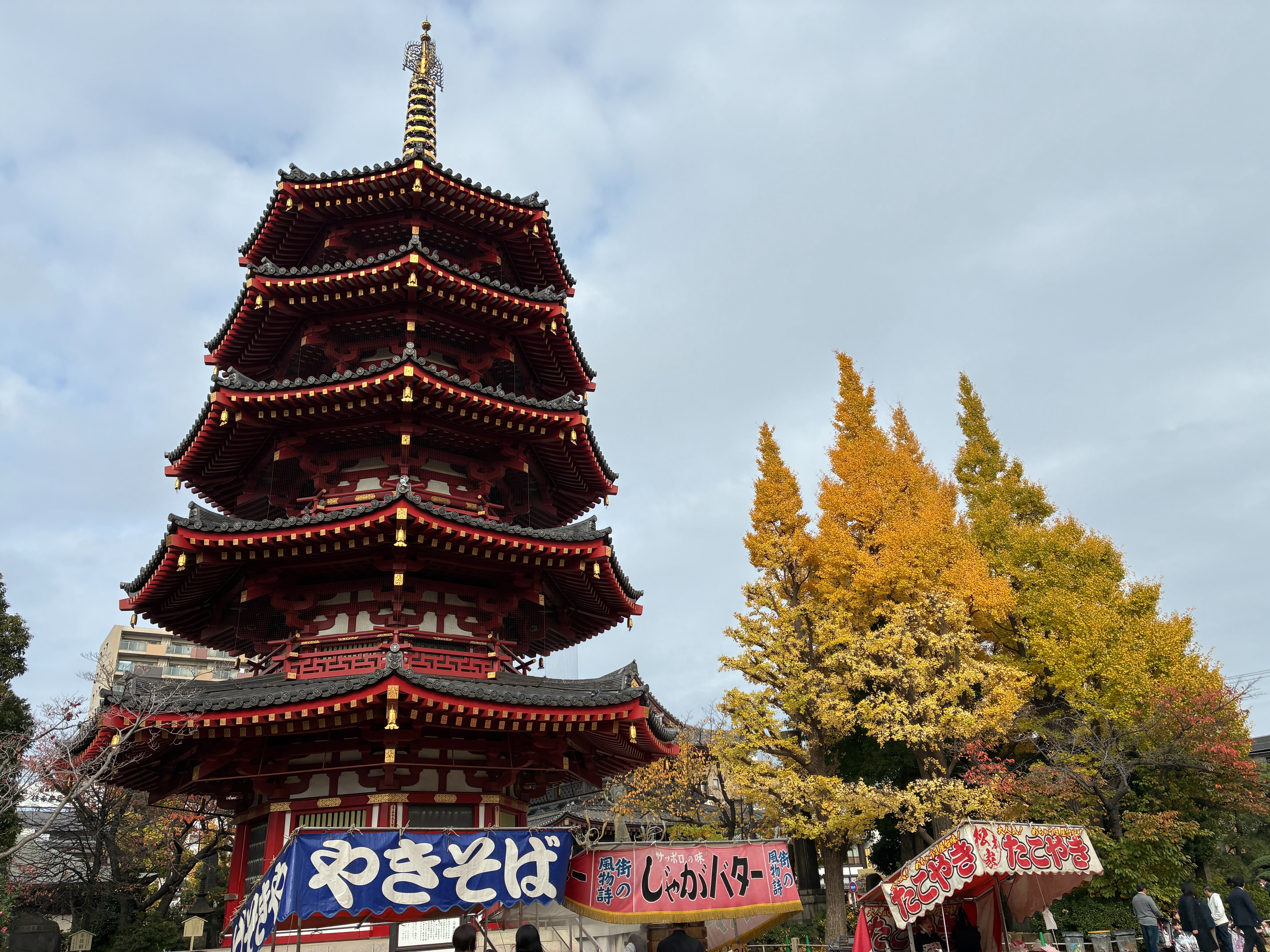 川崎大師 八角五重塔と黄葉
