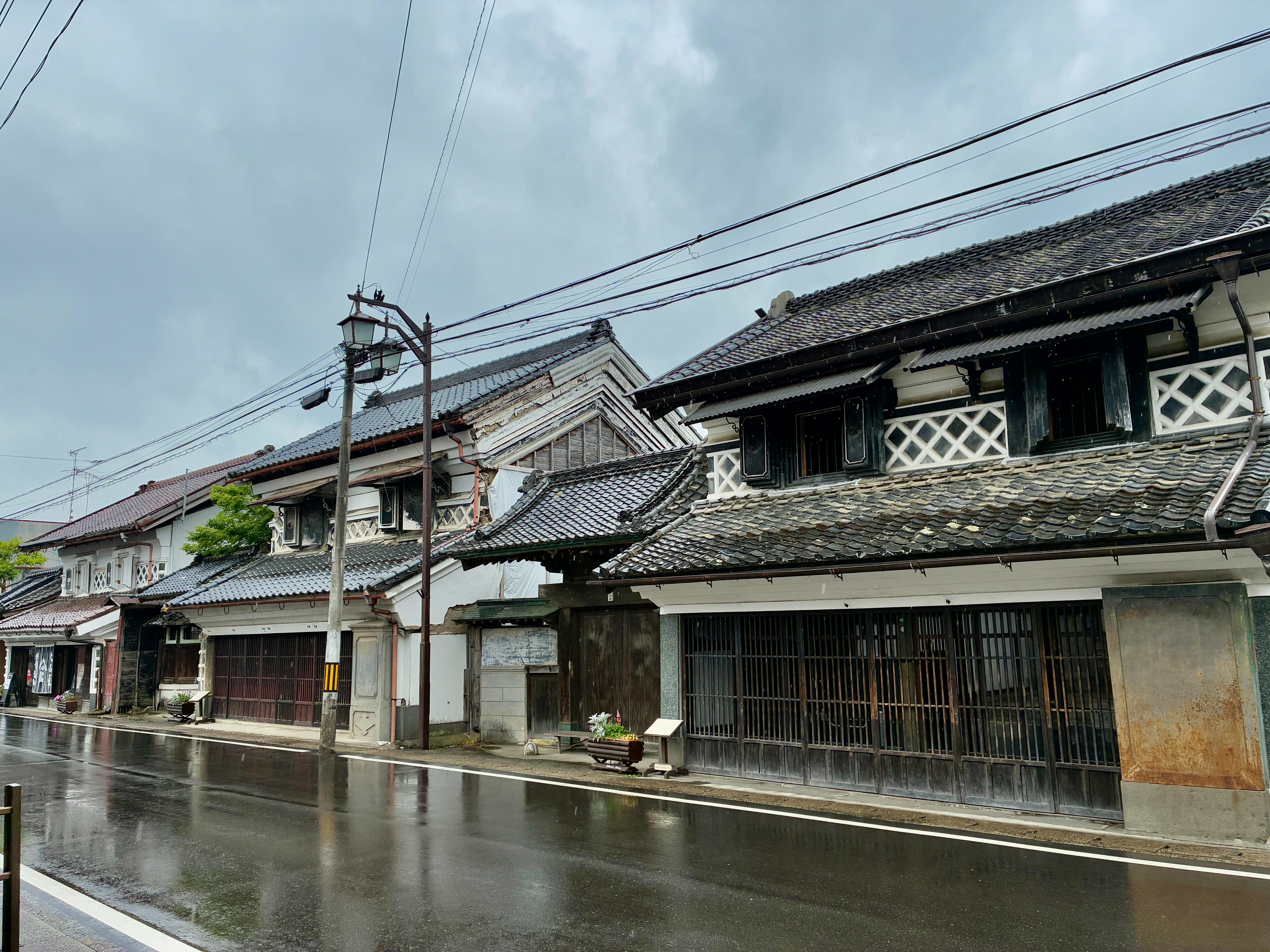重要伝統的建築物群保存地区 村田町村田 店と表門が交互に立ち並ぶ