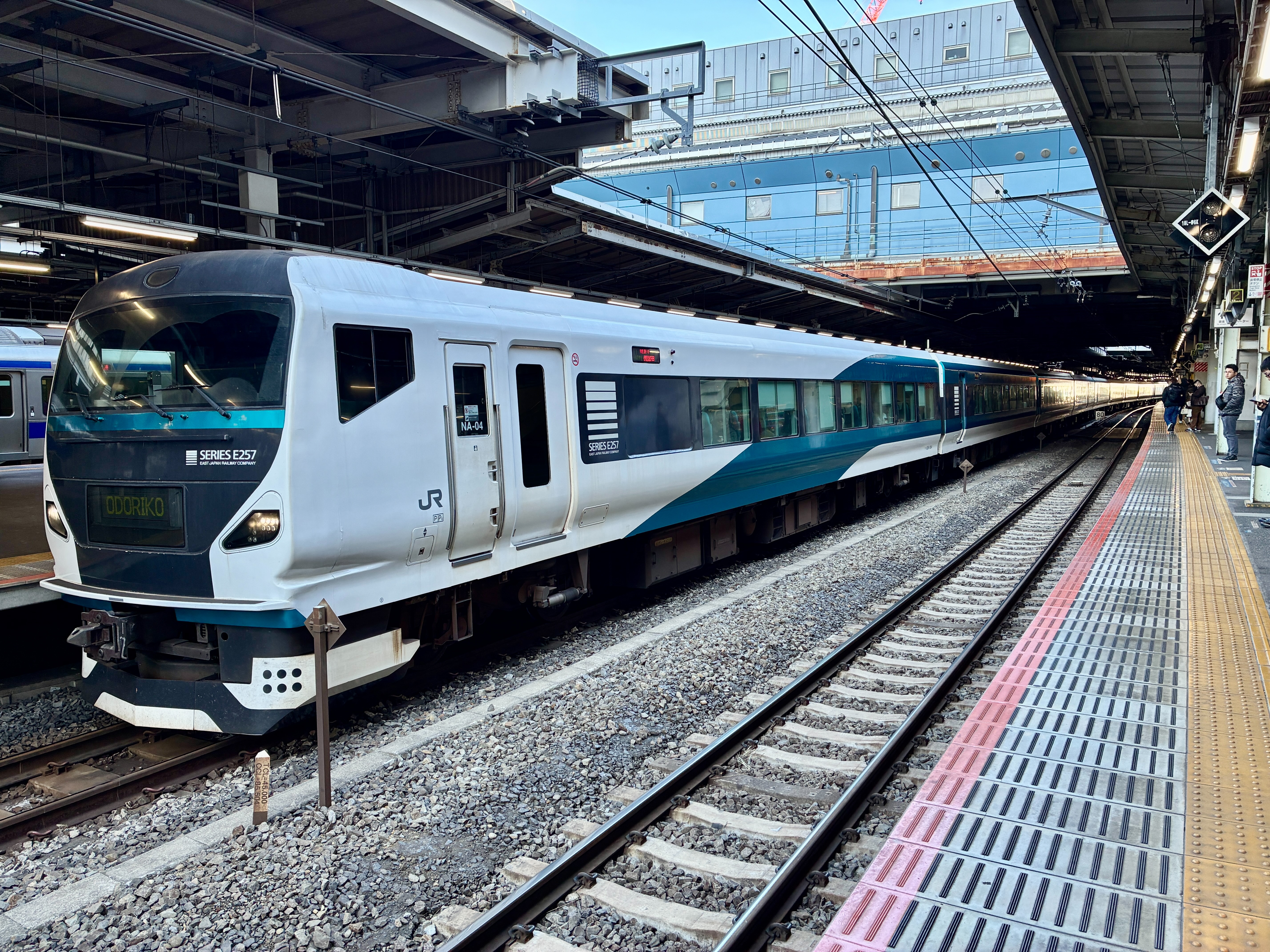 品川駅に停車するE257 踊り子