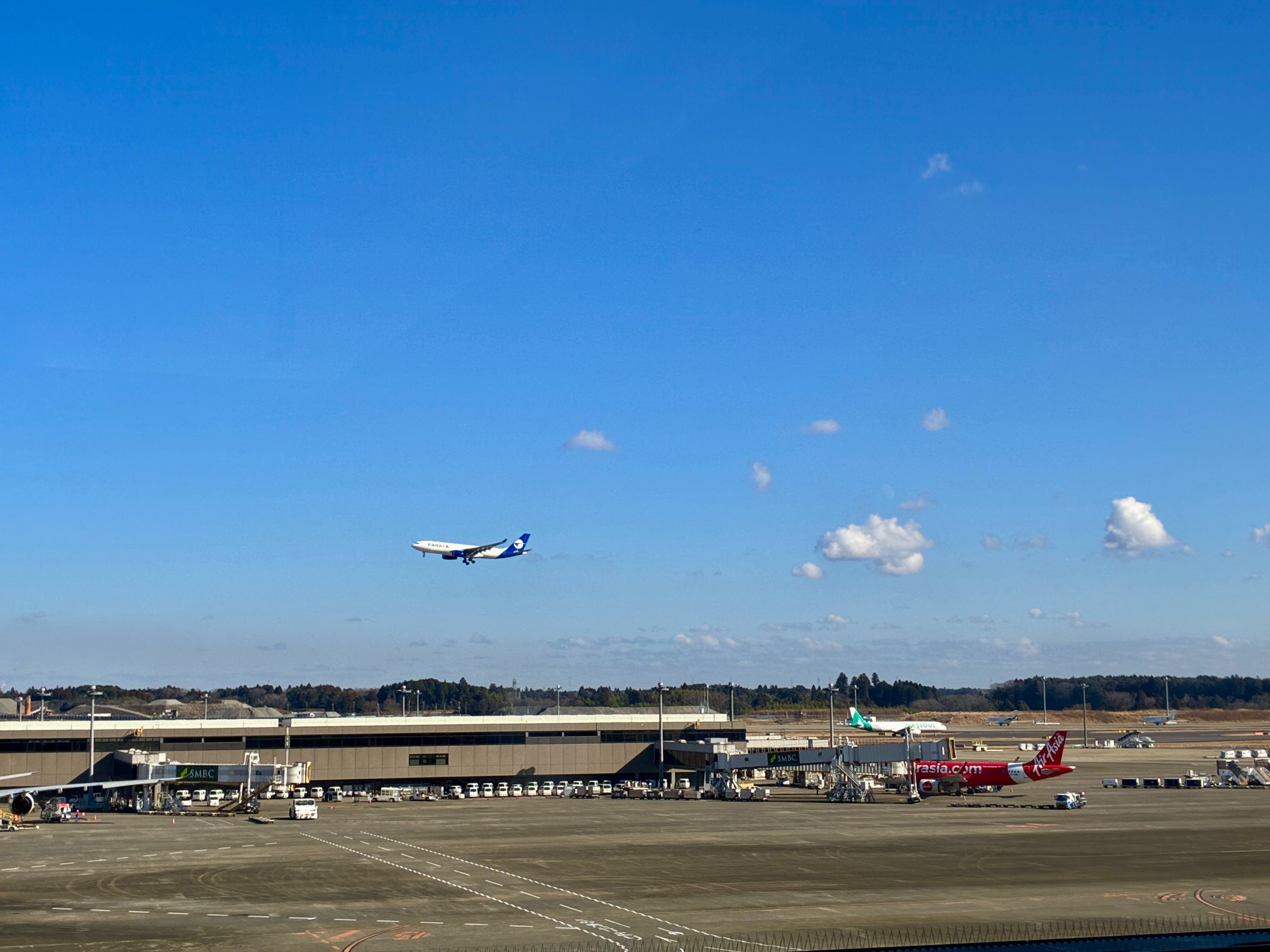 成田空港第2ターミナル 飛行機を眺める