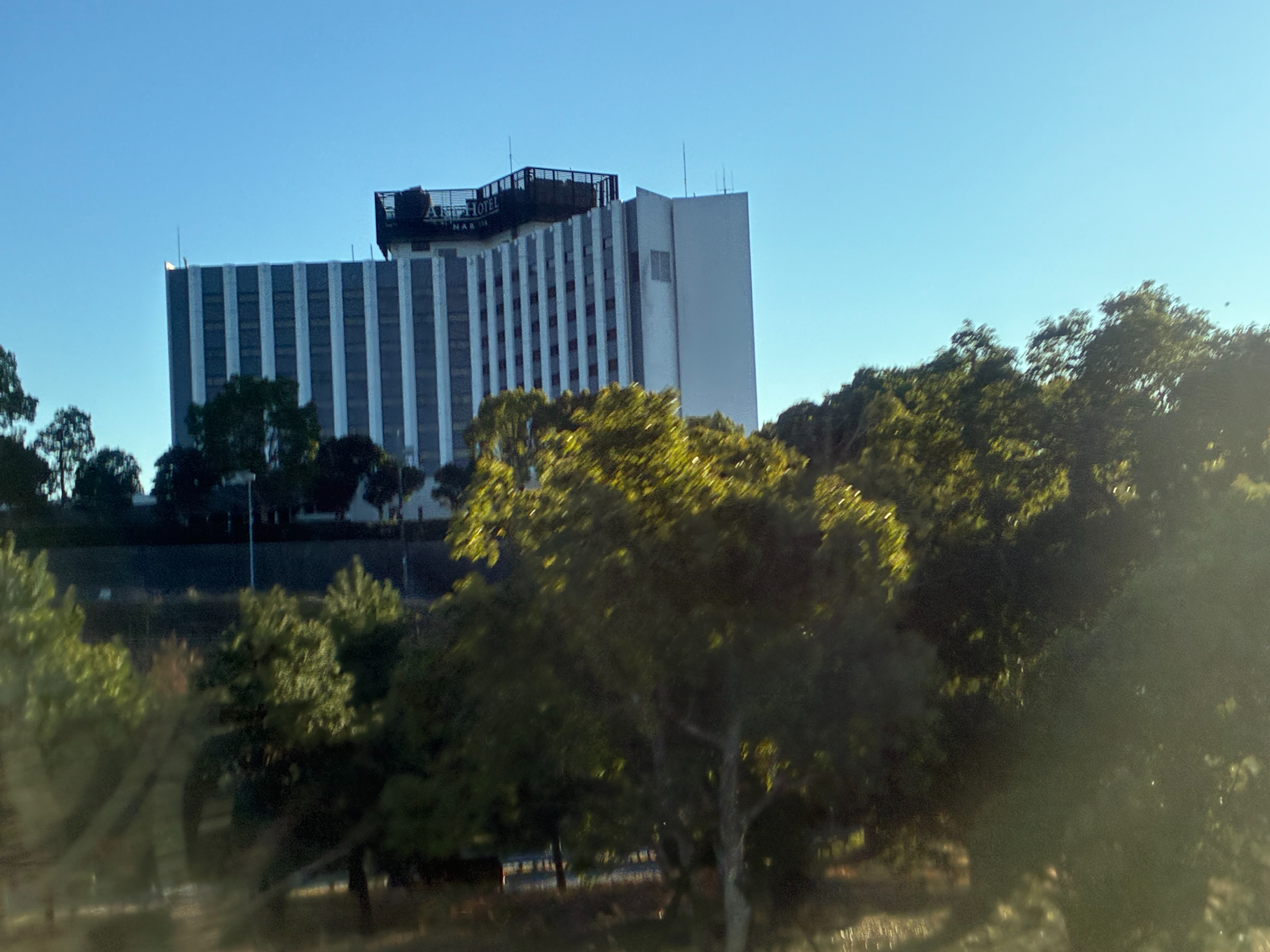 アートホテル成田 無料シャトルバスからホテルを眺める