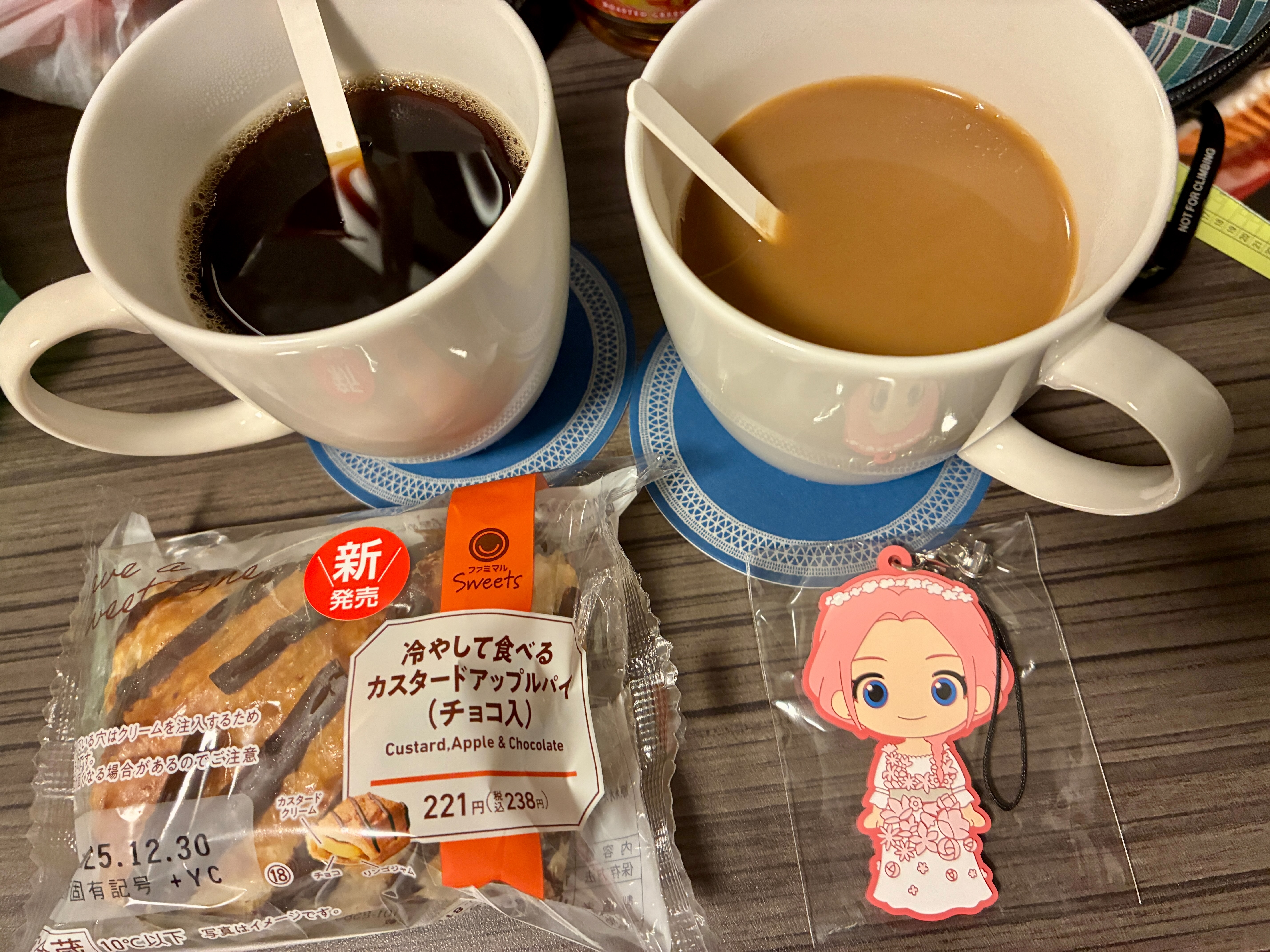 アートホテル成田 部屋に備え付けのコーヒーとファミマで買ったデザート