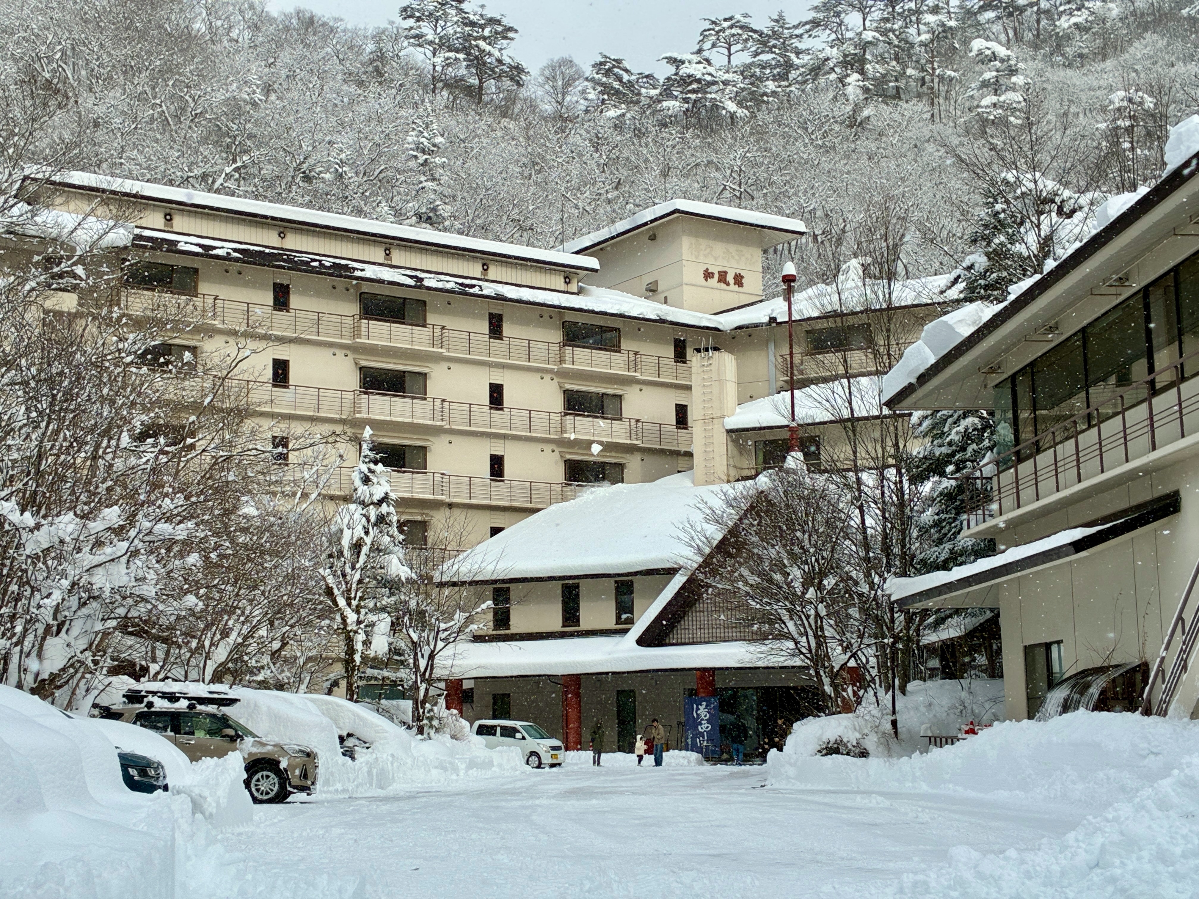 ホテル湯西川 雪の外観