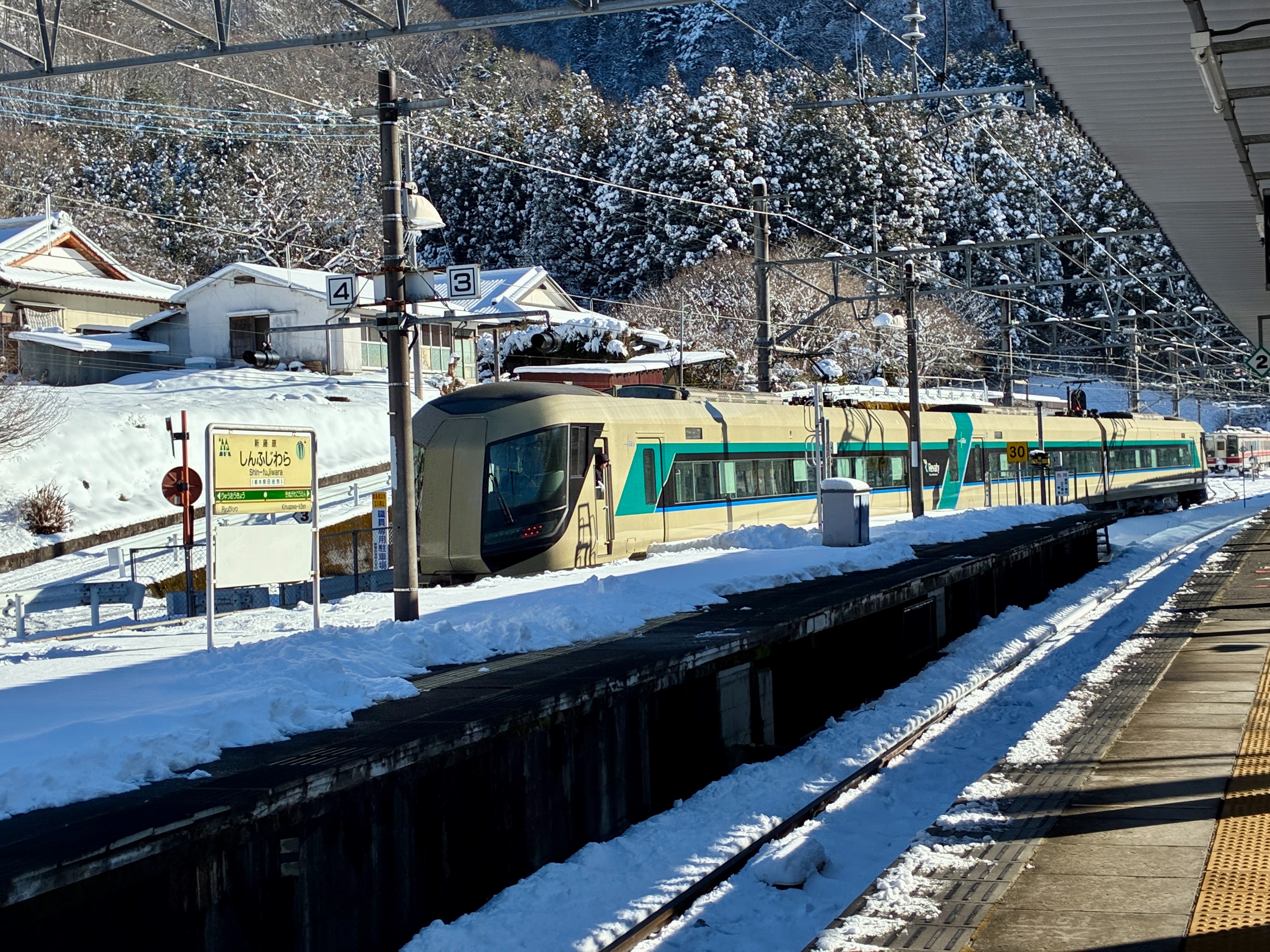 東武鬼怒川線 特急リバティを見送る