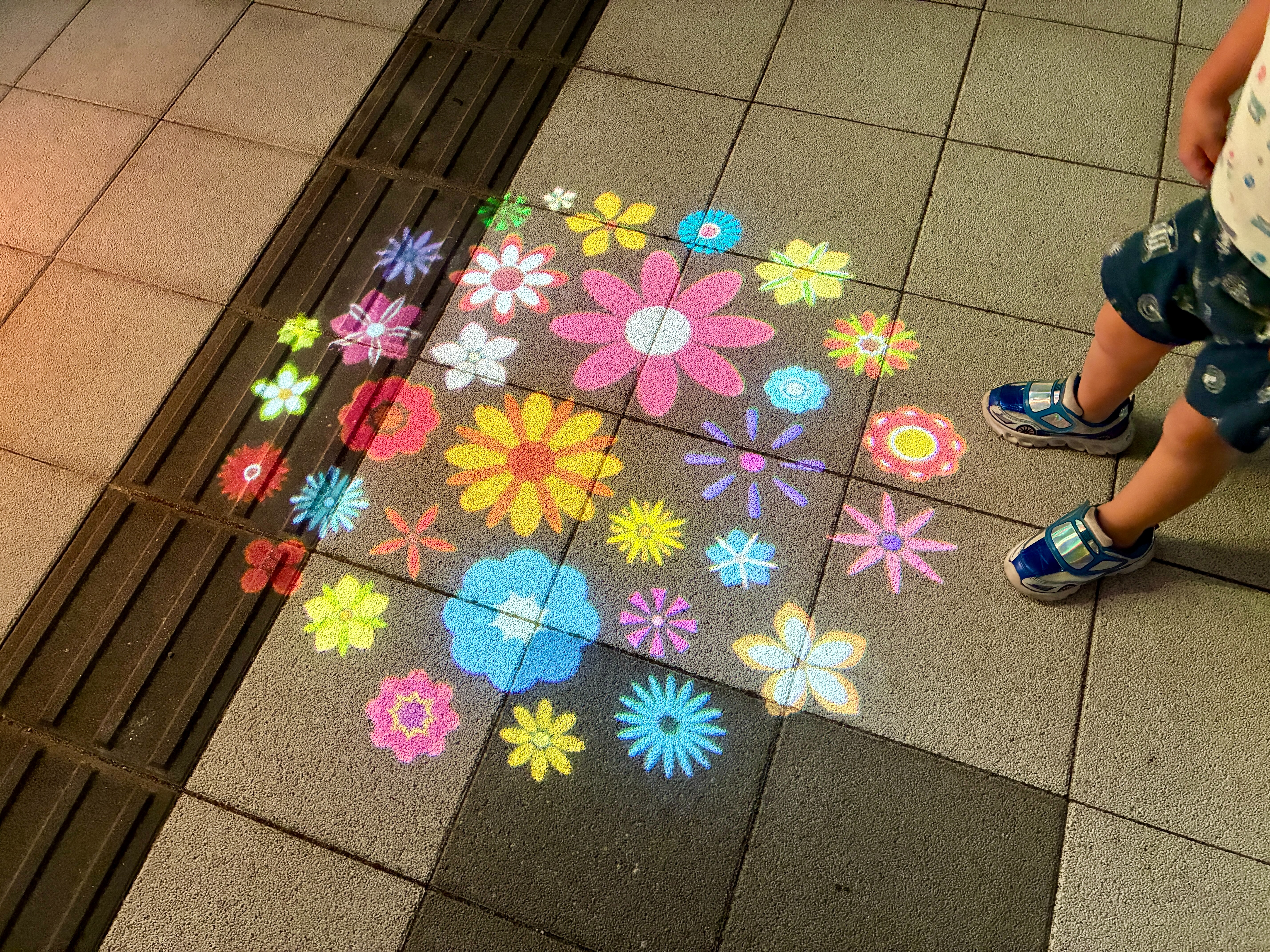 小松駅西口 夜間景観演出 花柄