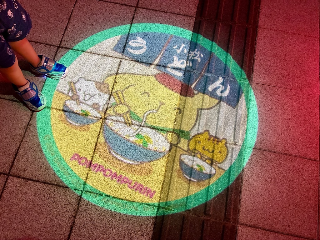 小松駅西口 夜間景観演出 ポムポムプリン