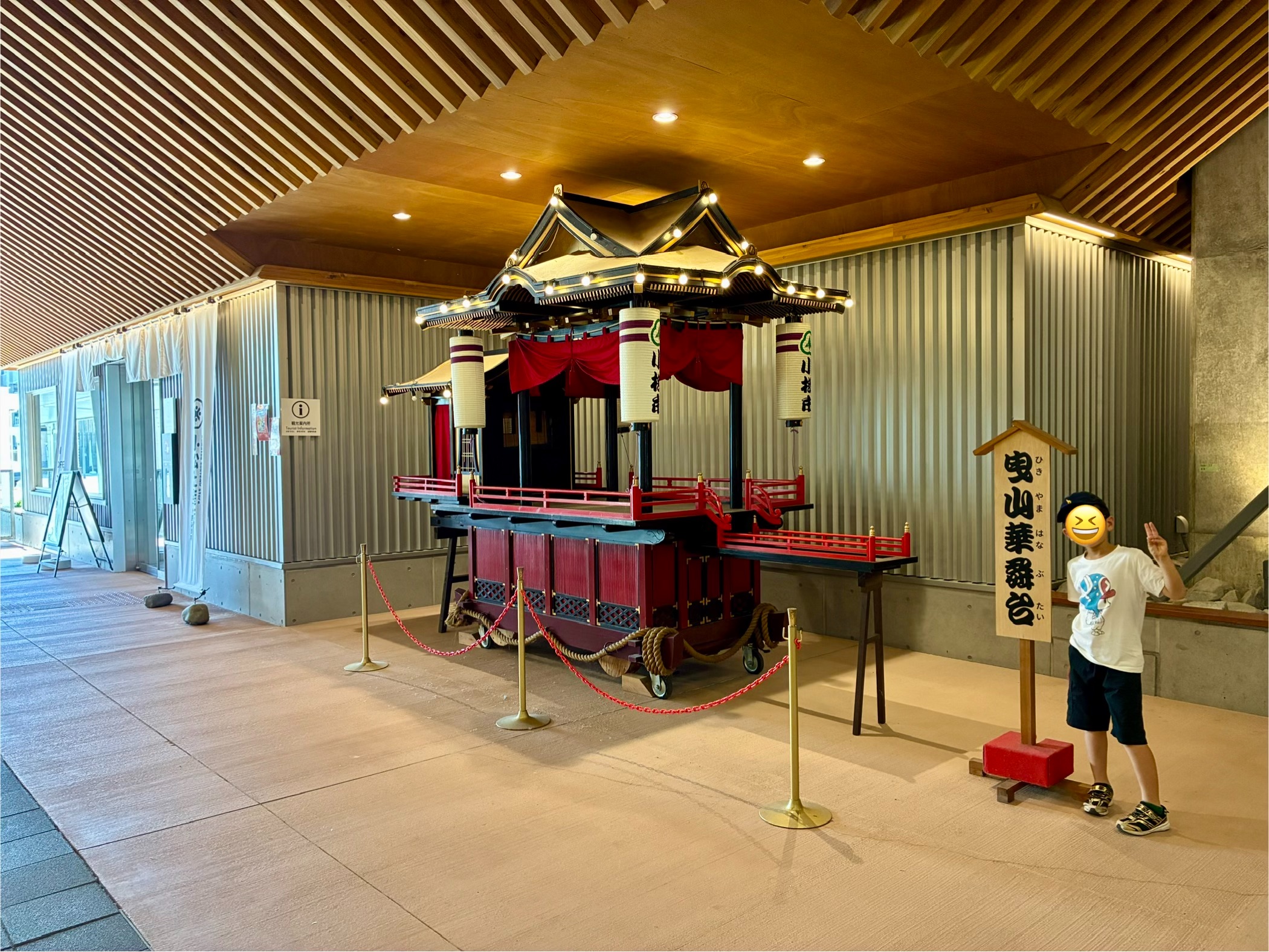 小松駅 実物大1/2スケール「曳山華舞台」