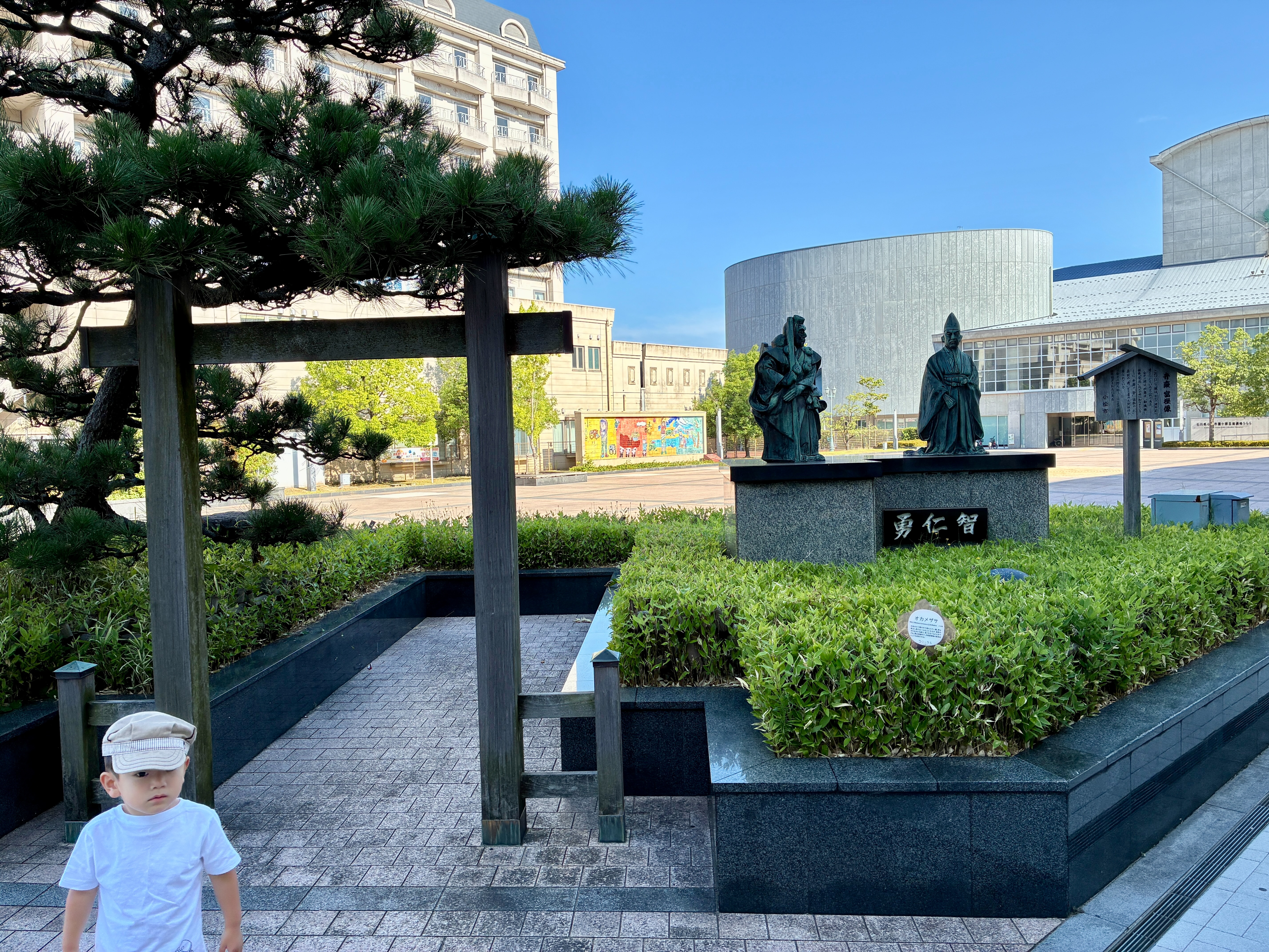 小松駅「弁慶 富樫像（弁慶と富樫泰家「智仁勇」）」