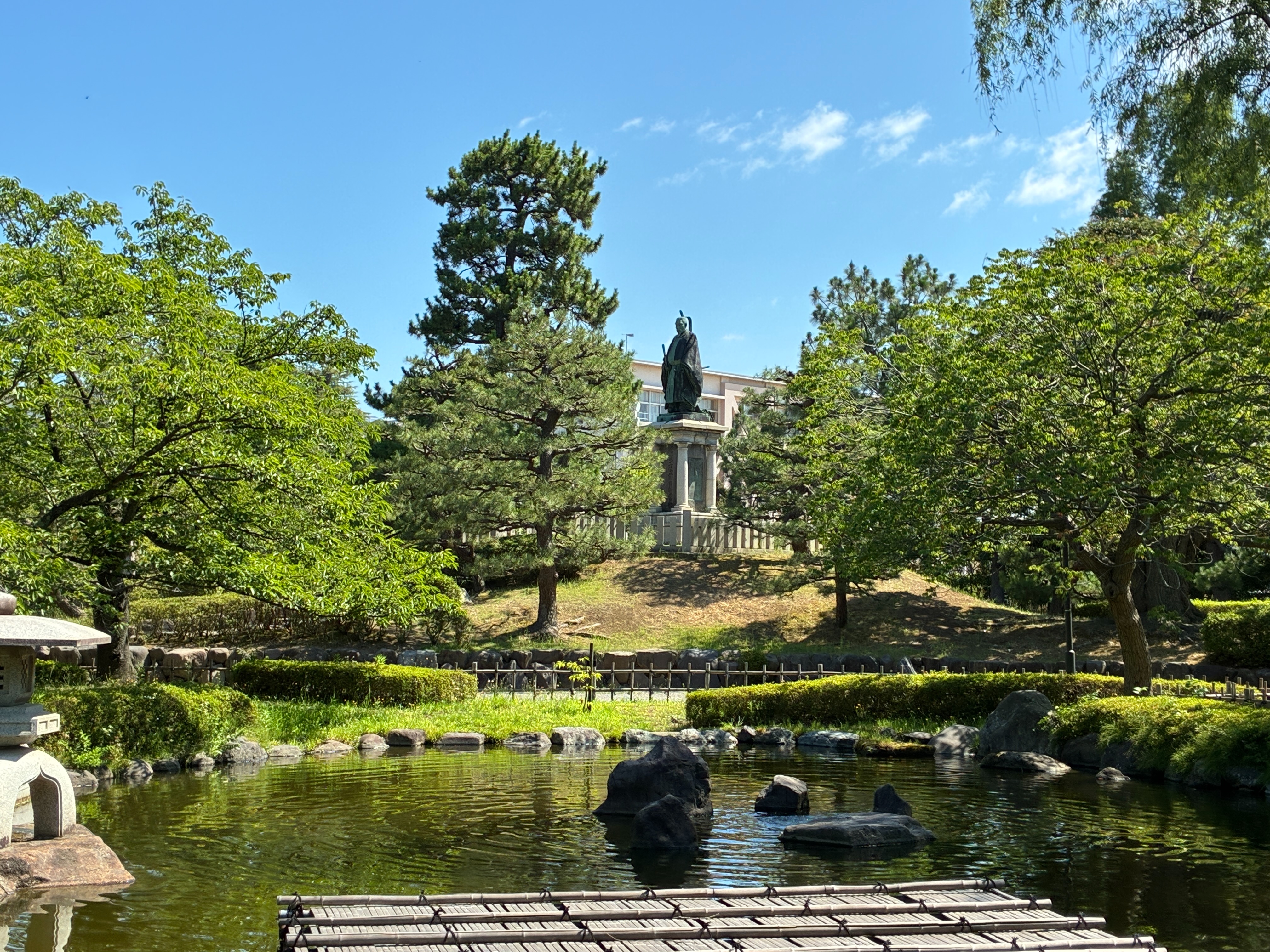 芦城公園 前田利常卿銅像