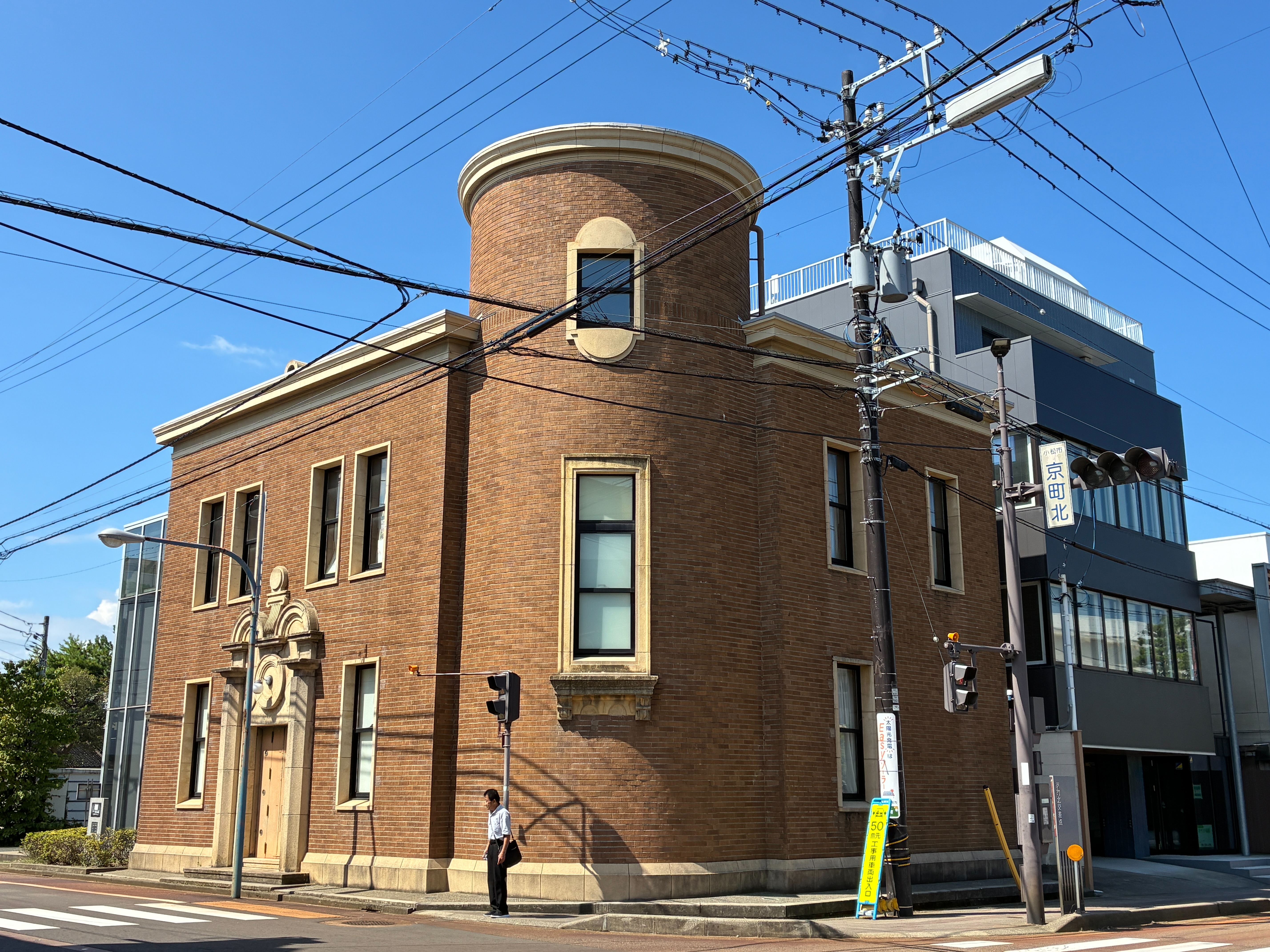 小松市 国登録有形文化財 旧石川商銀信用組合小松支店(絵本館ホール 夢の本棚)