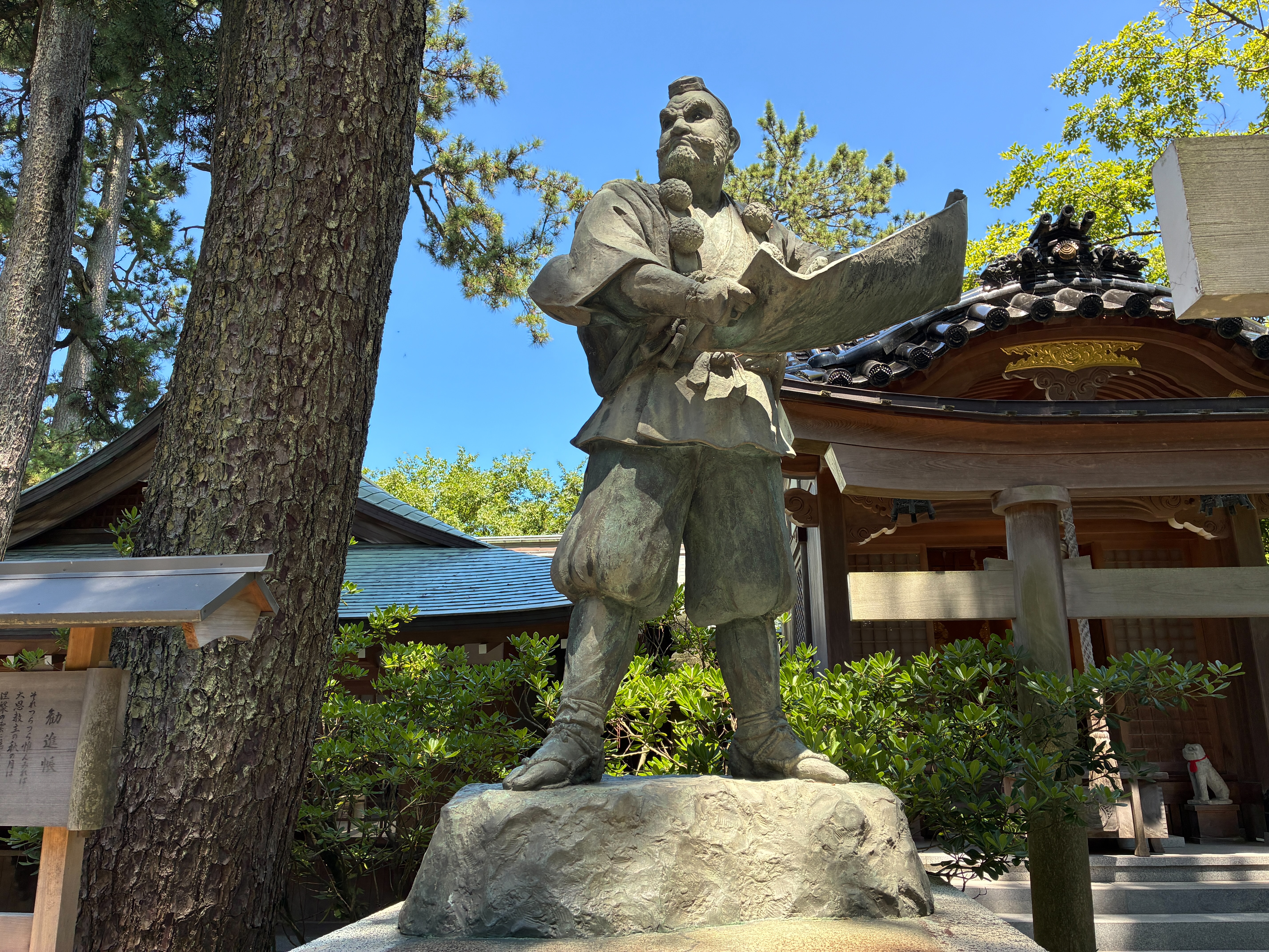 安宅住吉神社 勧進帳を読む弁慶像