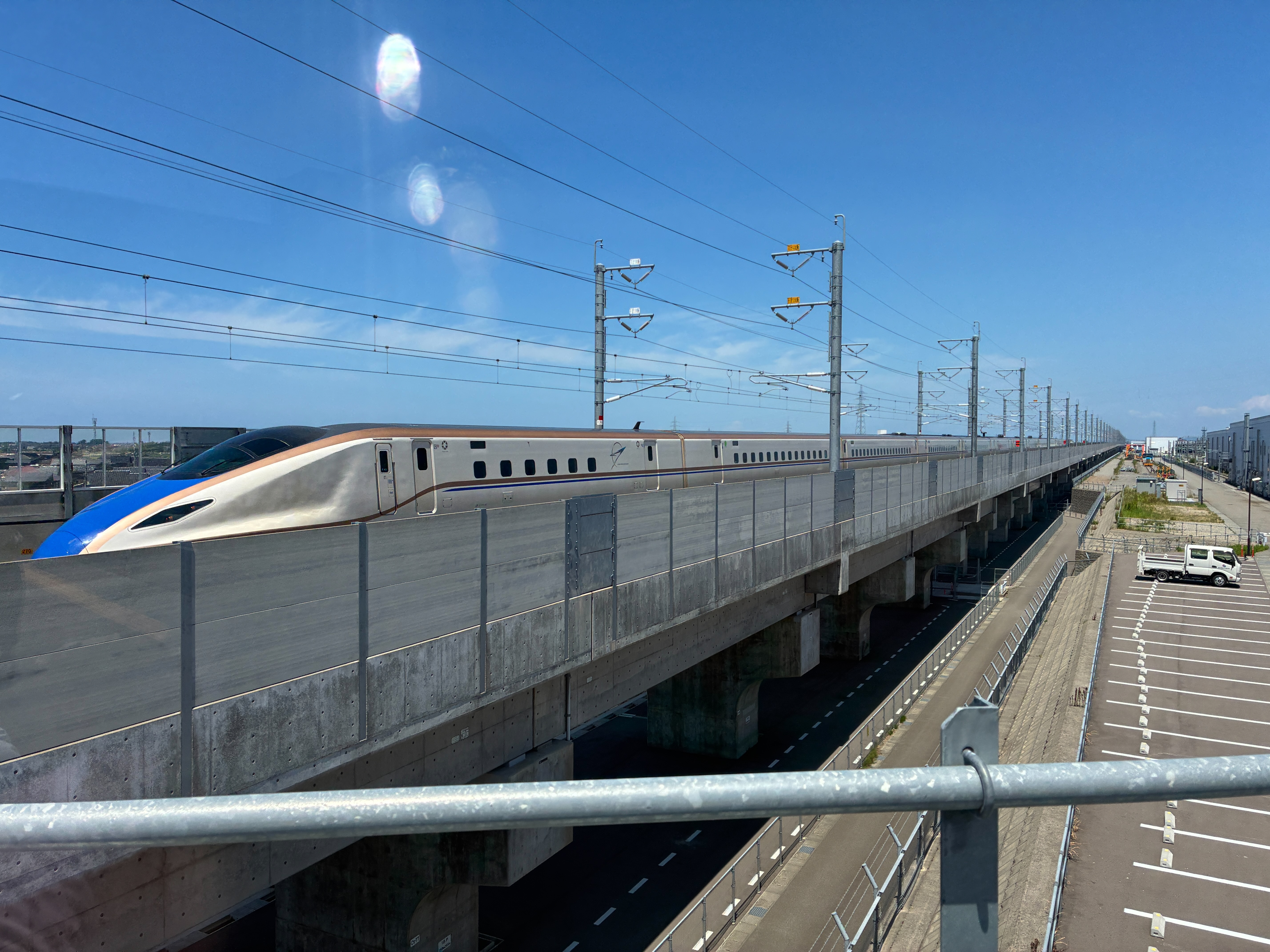 トレインパーク白山 渡し通路からの北陸新幹線